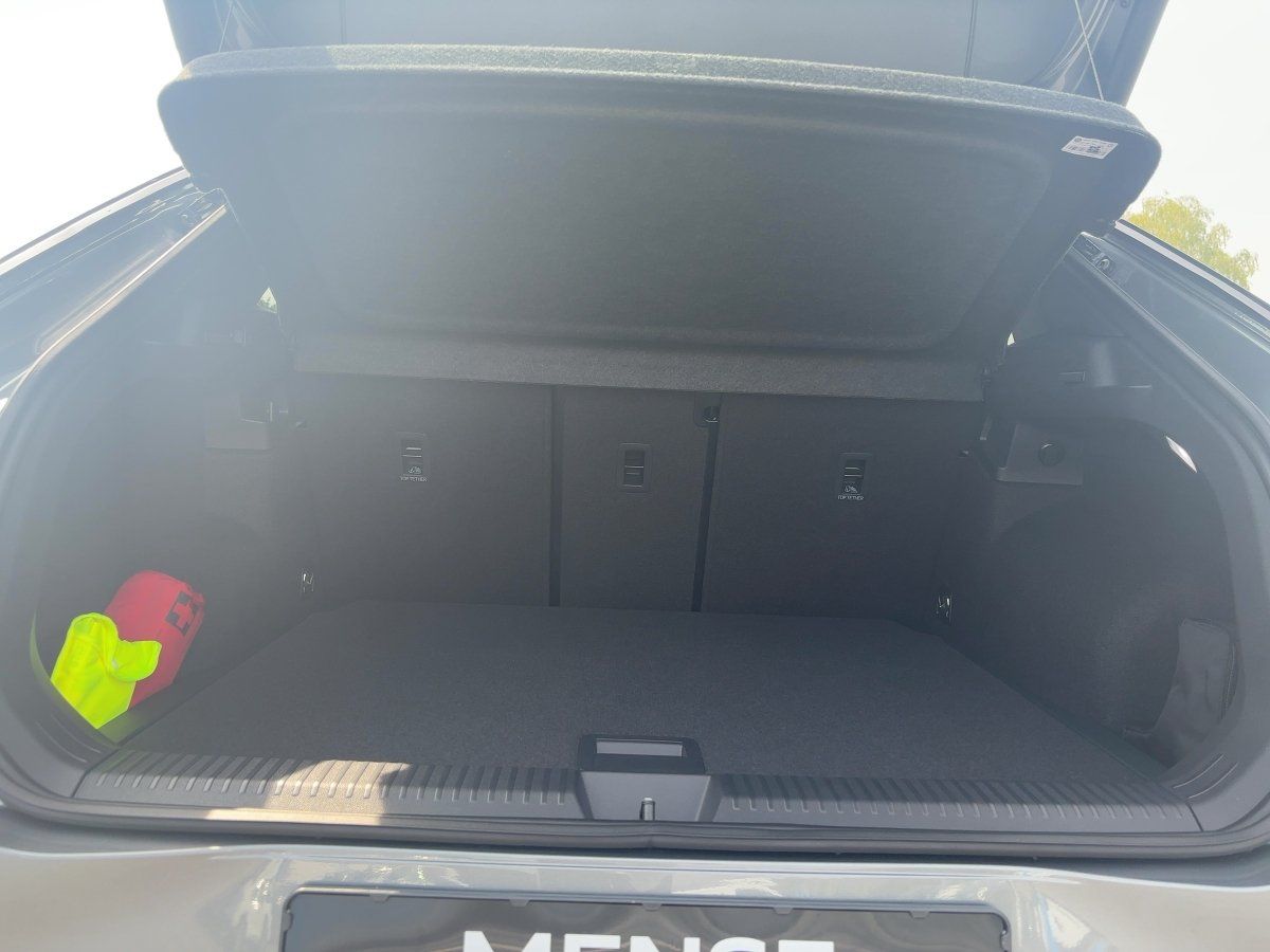 Fahrzeugabbildung Volkswagen T-Roc Style 1.5 l eTSI OPF DSG GJR, IQ.Light,AHK - mit KI generiert/bearbeitet
