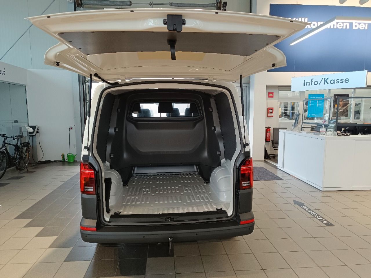 Fahrzeugabbildung Volkswagen Transporter T6.1 Kasten Plus TDI 110 kW 6-Sitzer