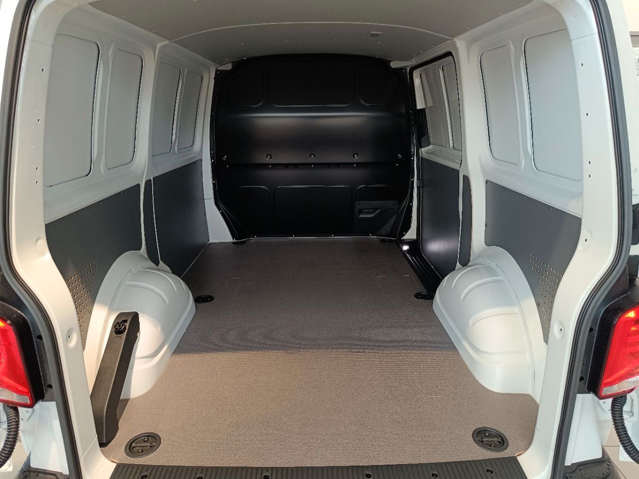 Fahrzeug autohaus mense Fahrzeugabbildung Volkswagen Transporter T6.1 Kasten 2.0 TDI 81 kW |AHK|SHZG