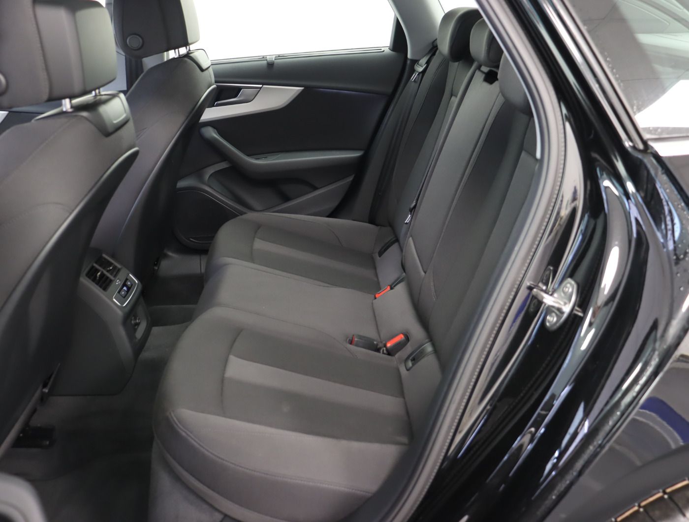 Fahrzeugabbildung Audi A4 Avant 45 TFSI quattro S tronic Navi DynLicht