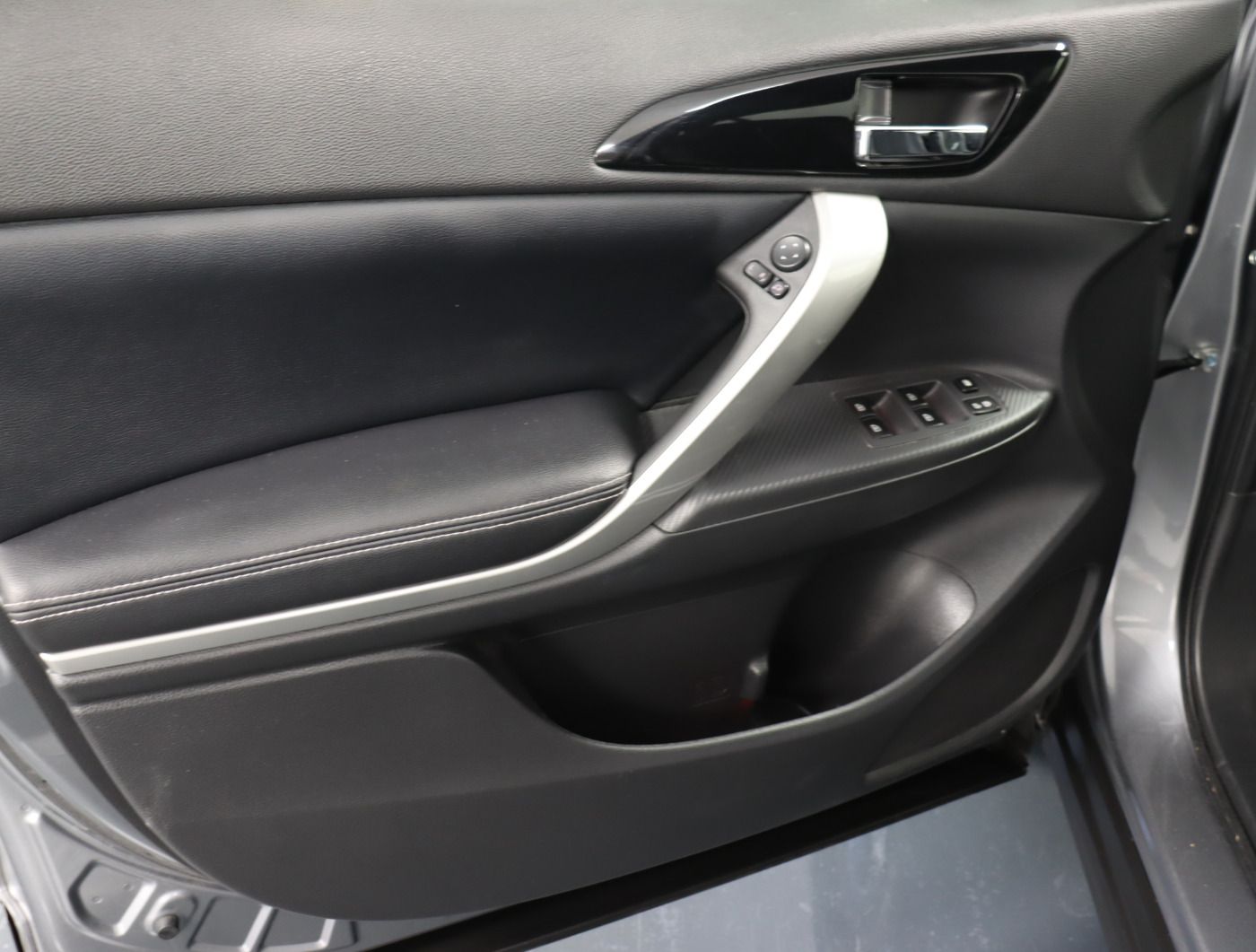 Fahrzeugabbildung Mitsubishi Eclipse Cross Plus Hybrid Standhzg DynLicht HUD