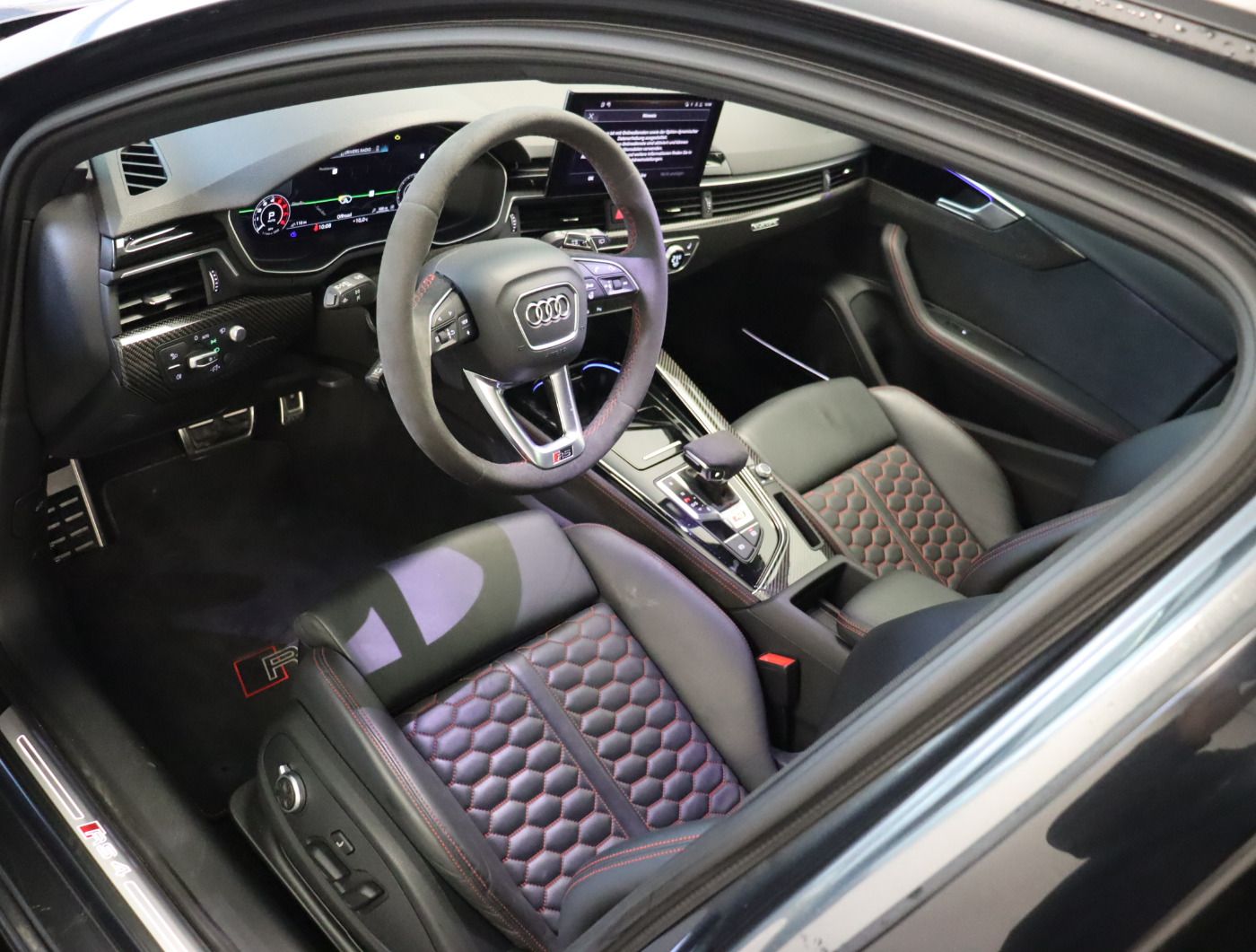 Fahrzeugabbildung Audi RS 4 Avant tiptronic quattro Pano Matrix Optik