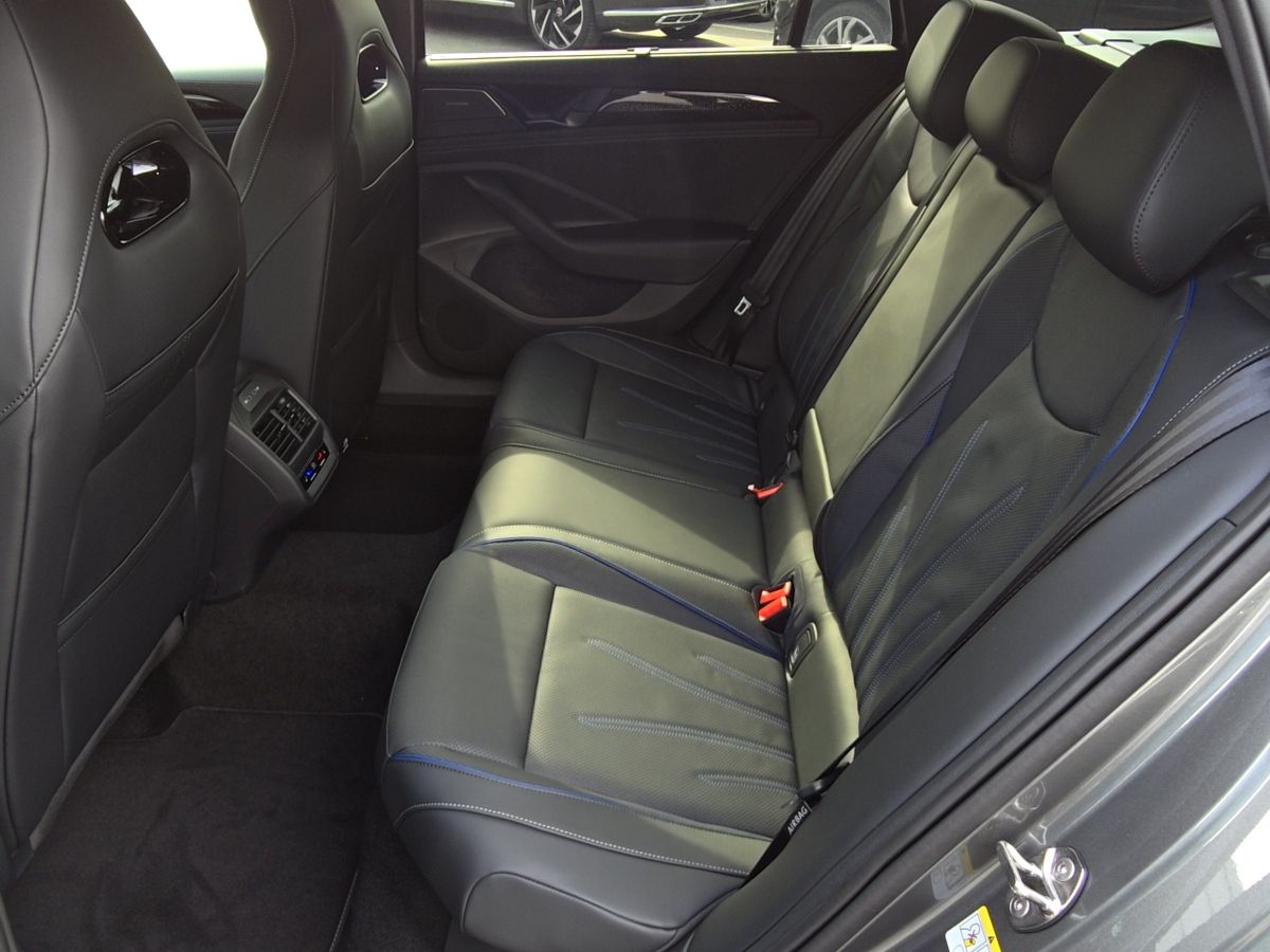 Fahrzeugabbildung Volkswagen Passat TDI R-Line &apos;&apos;Signature&apos;&apos; AHK Pano Navi