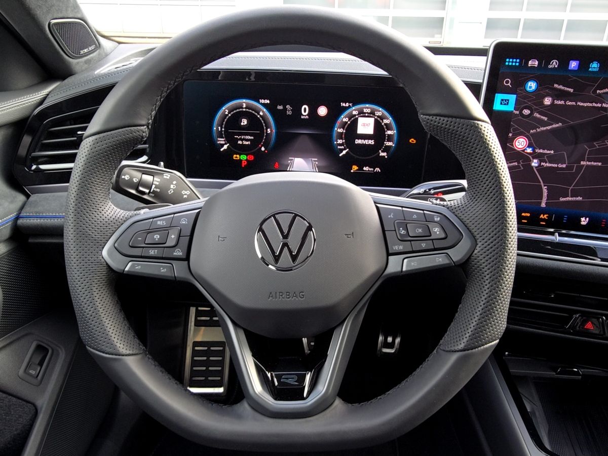 Fahrzeugabbildung Volkswagen Passat TDI R-Line &apos;&apos;Signature&apos;&apos; AHK Pano Navi