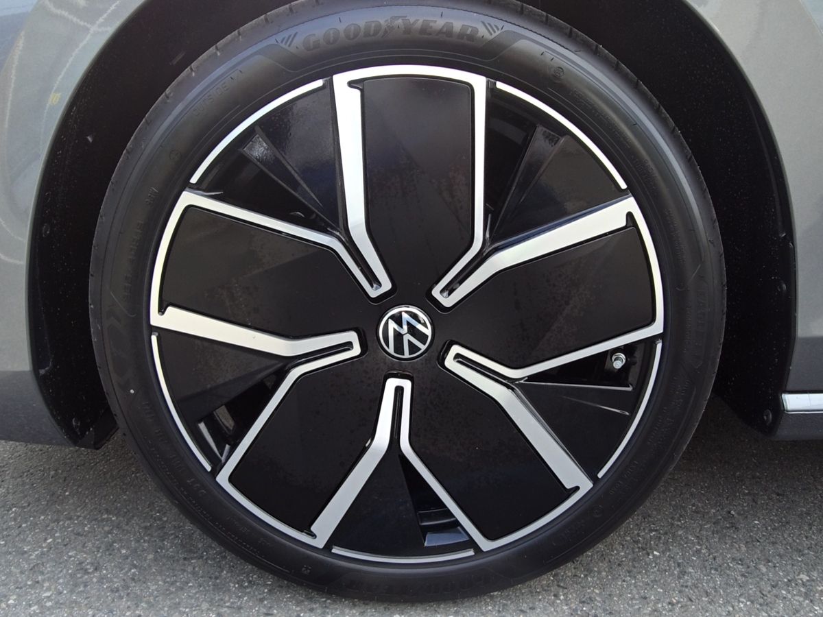 Fahrzeugabbildung Volkswagen Passat TDI R-Line &apos;&apos;Signature&apos;&apos; AHK Pano Navi