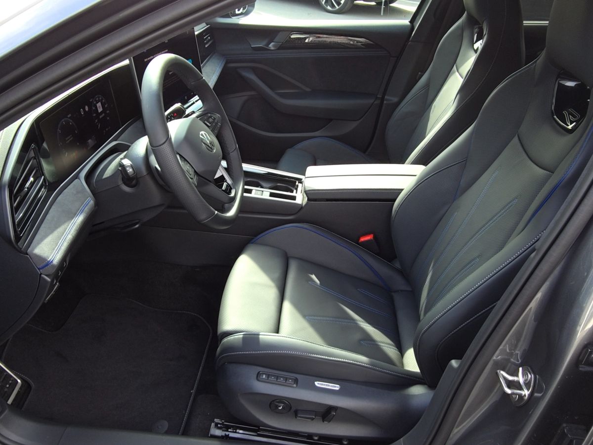 Fahrzeugabbildung Volkswagen Passat TDI R-Line &apos;&apos;Signature&apos;&apos; AHK Pano Navi