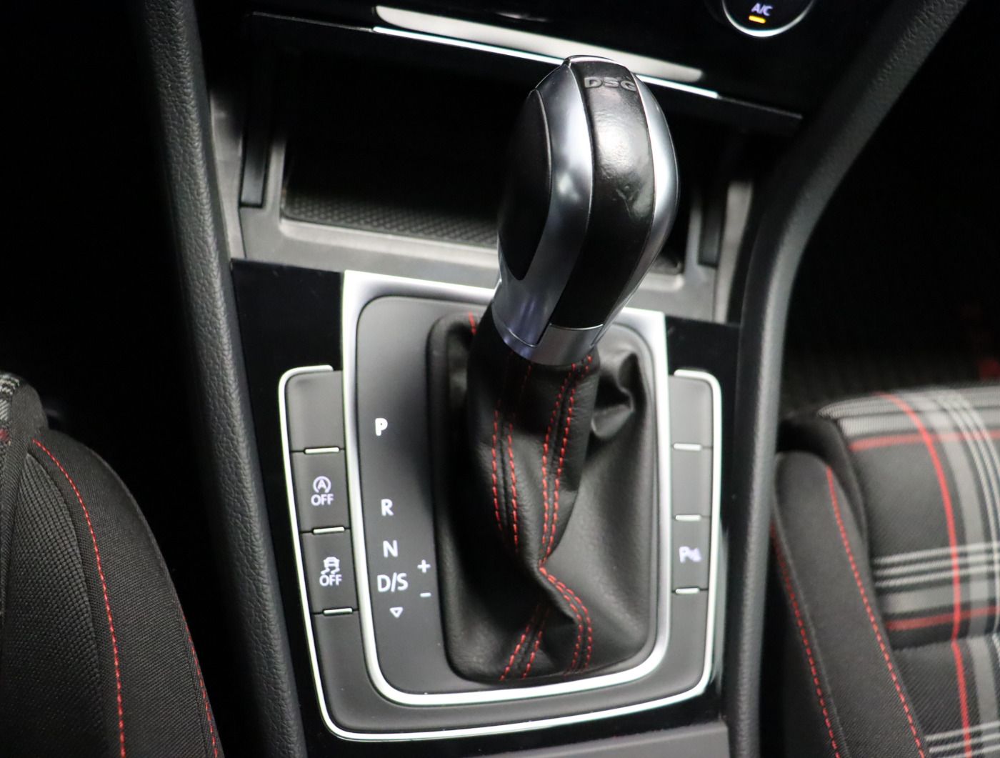 Fahrzeugabbildung Volkswagen Golf VII GTI Performance DSG DynLicht LED SHZG