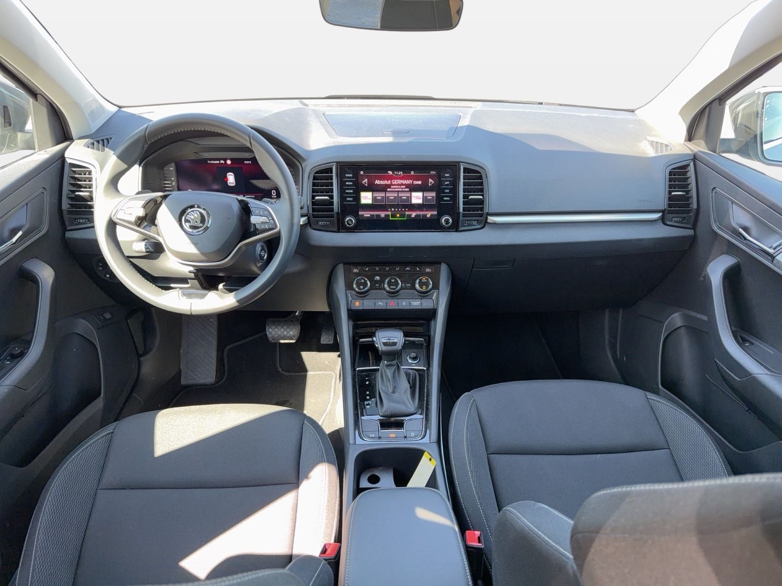 Fahrzeug autohaus mense Fahrzeugabbildung SKODA Karoq Selection 1.5l TSI 110kW 7-Gang-DSG AHK AC - mit KI generiert/bearbeitet