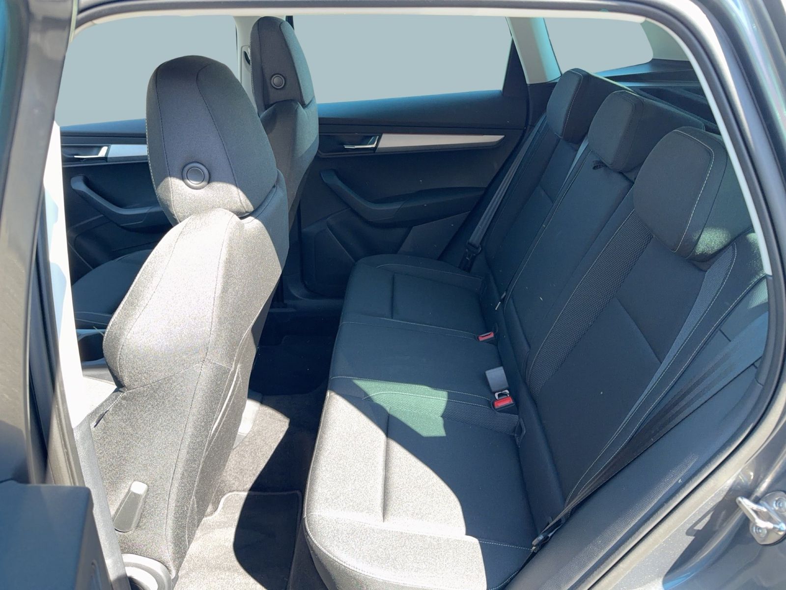 Fahrzeug autohaus mense Fahrzeugabbildung SKODA Karoq Selection 1.5l TSI 110kW 7-Gang-DSG AHK AC - mit KI generiert/bearbeitet
