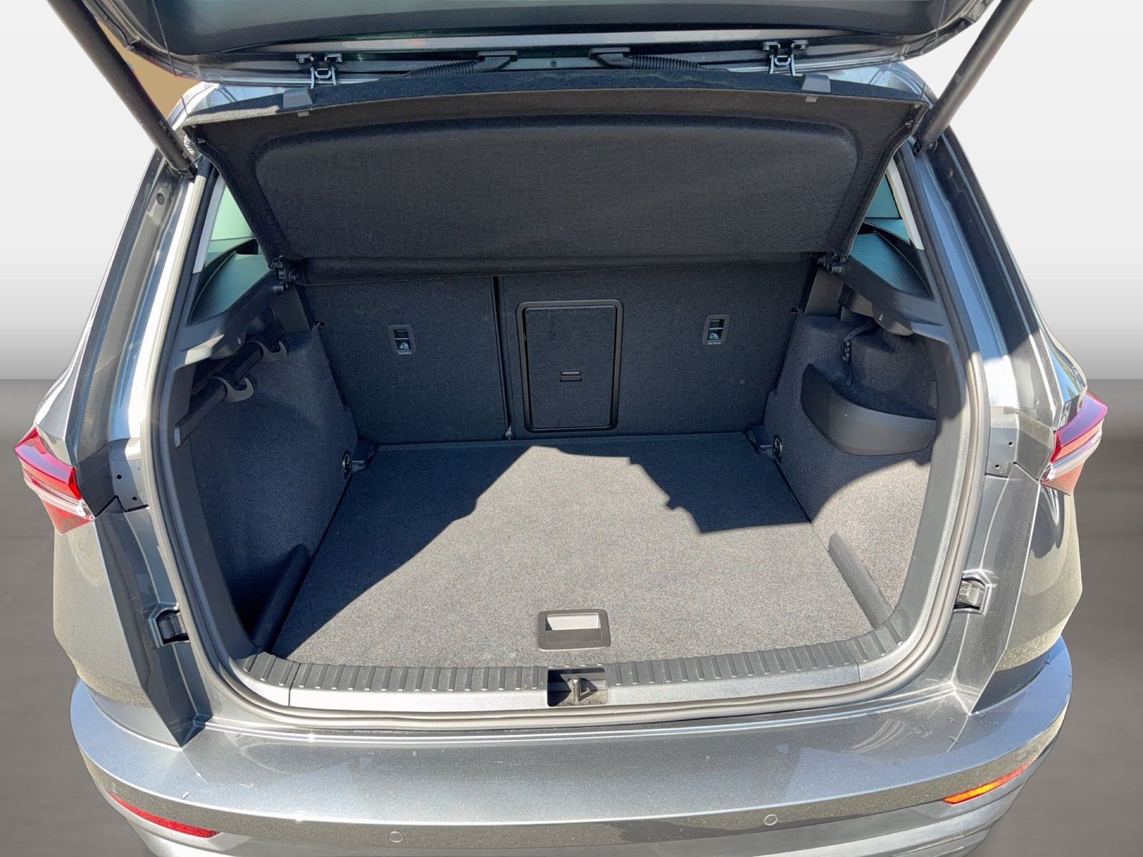 Fahrzeug autohaus mense Fahrzeugabbildung SKODA Karoq Selection 1.5l TSI 110kW 7-Gang-DSG AHK AC - mit KI generiert/bearbeitet