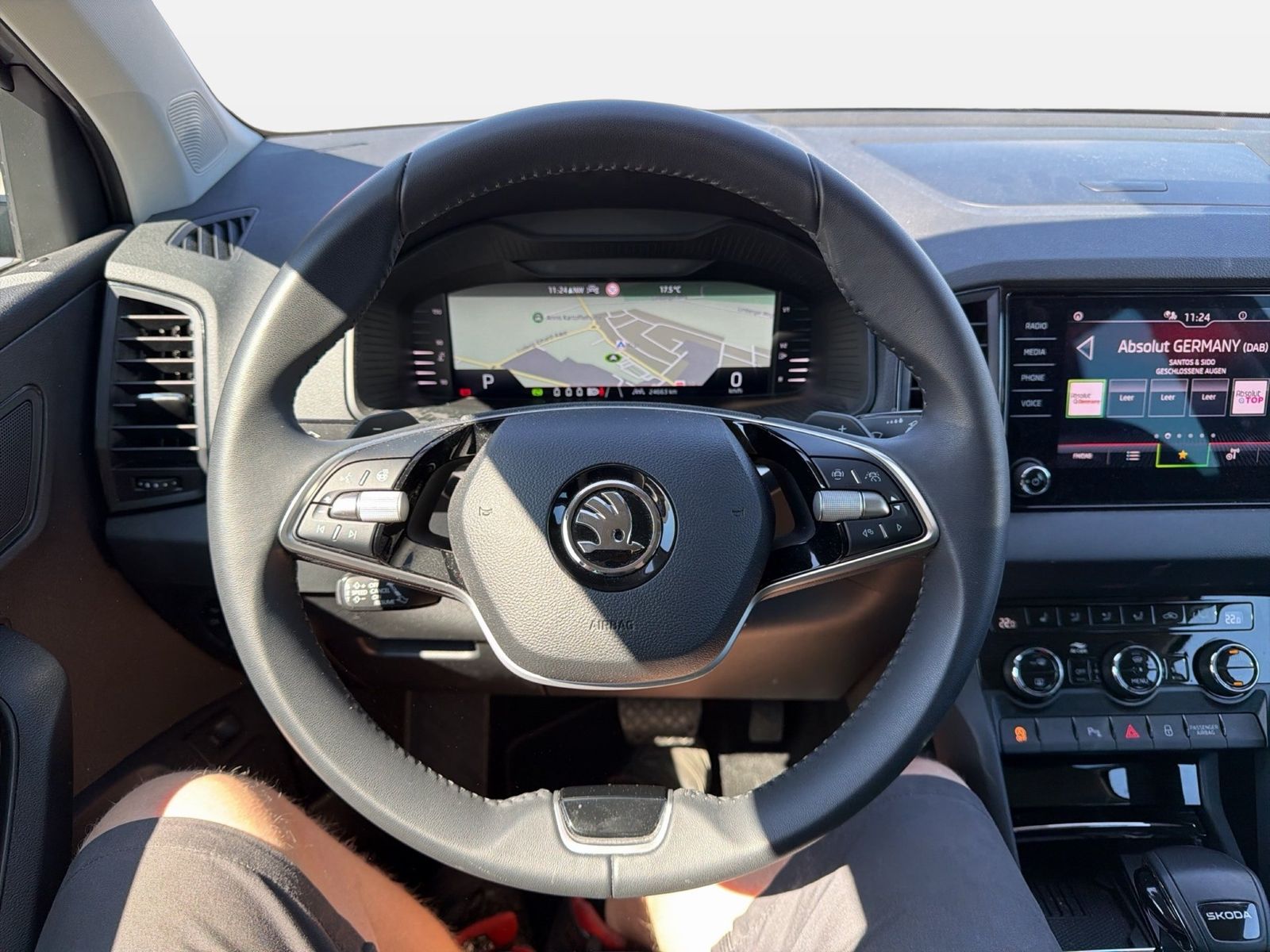 Fahrzeug autohaus mense Fahrzeugabbildung SKODA Karoq Selection 1.5l TSI 110kW 7-Gang-DSG AHK AC - mit KI generiert/bearbeitet