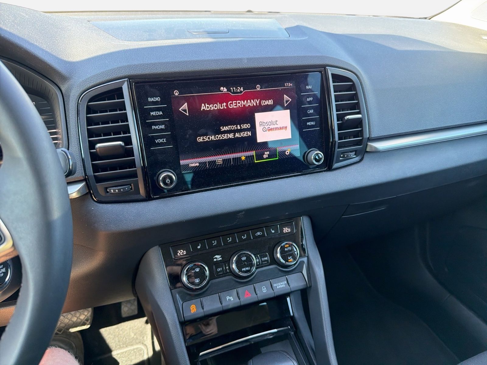 Fahrzeug autohaus mense Fahrzeugabbildung SKODA Karoq Selection 1.5l TSI 110kW 7-Gang-DSG AHK AC - mit KI generiert/bearbeitet