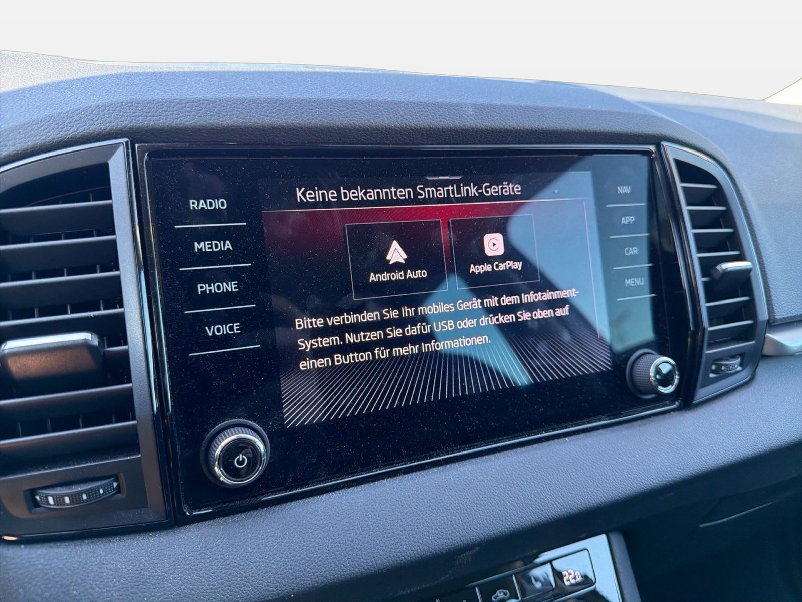 Fahrzeug autohaus mense Fahrzeugabbildung SKODA Karoq Selection 1.5l TSI 110kW 7-Gang-DSG AHK AC - mit KI generiert/bearbeitet