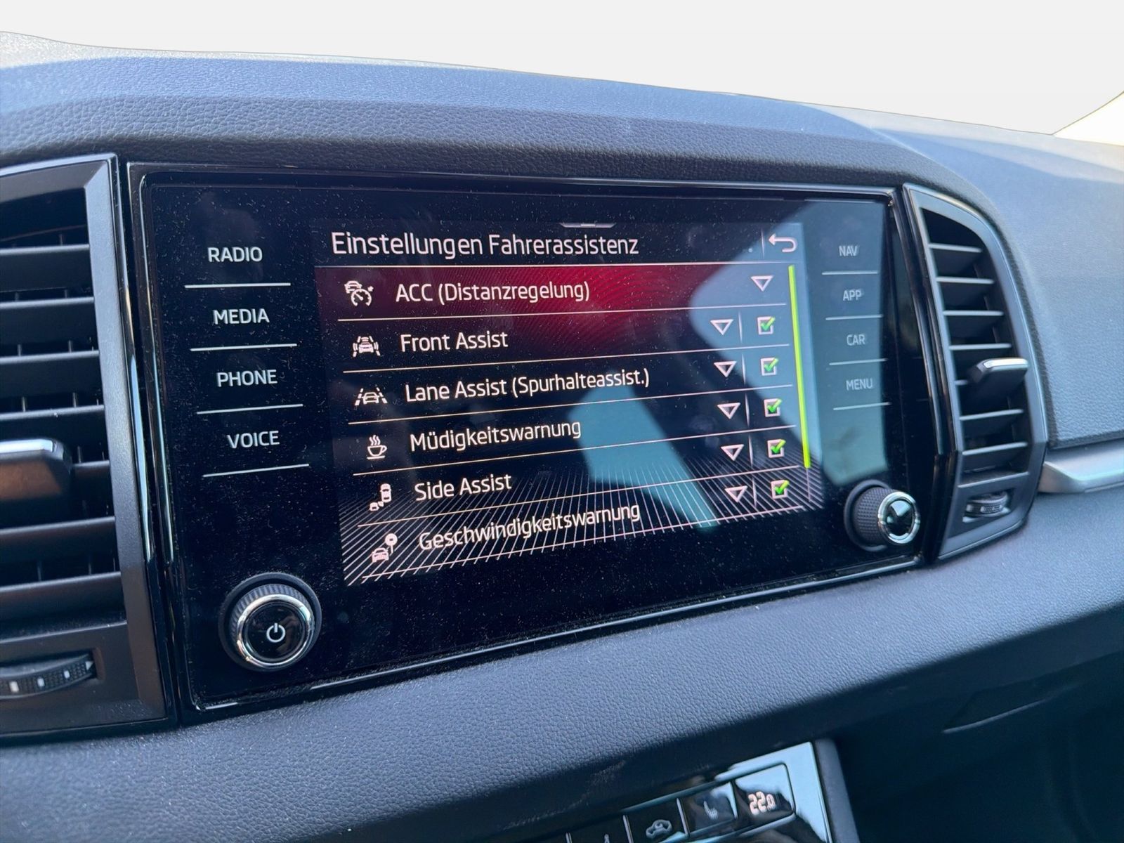 Fahrzeug autohaus mense Fahrzeugabbildung SKODA Karoq Selection 1.5l TSI 110kW 7-Gang-DSG AHK AC - mit KI generiert/bearbeitet