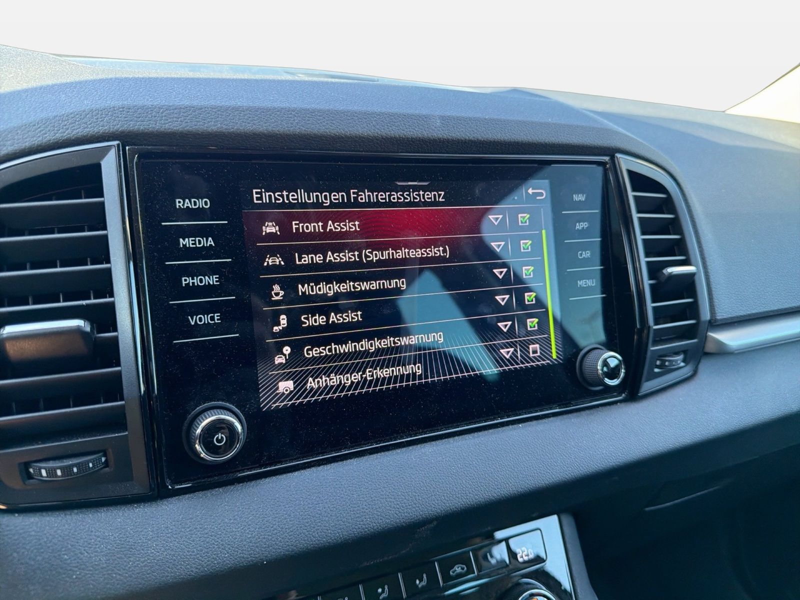 Fahrzeug autohaus mense Fahrzeugabbildung SKODA Karoq Selection 1.5l TSI 110kW 7-Gang-DSG AHK AC - mit KI generiert/bearbeitet