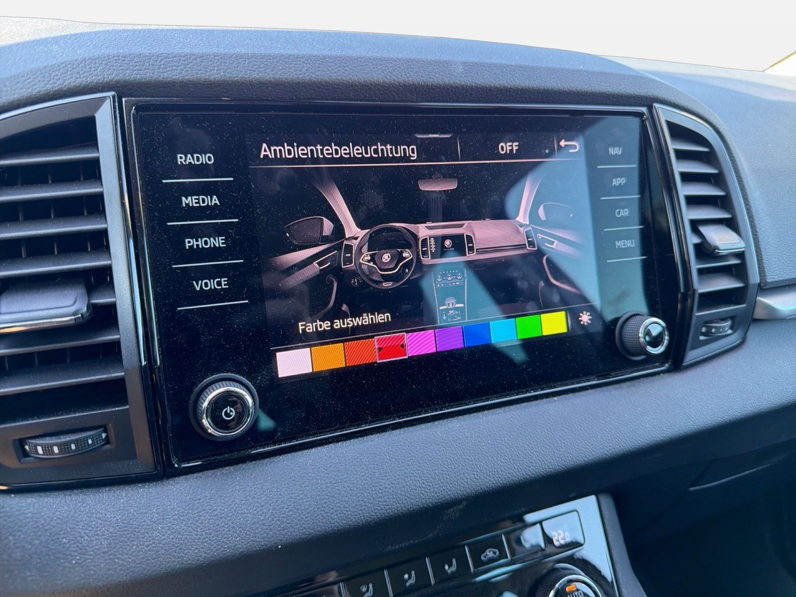 Fahrzeug autohaus mense Fahrzeugabbildung SKODA Karoq Selection 1.5l TSI 110kW 7-Gang-DSG AHK AC - mit KI generiert/bearbeitet