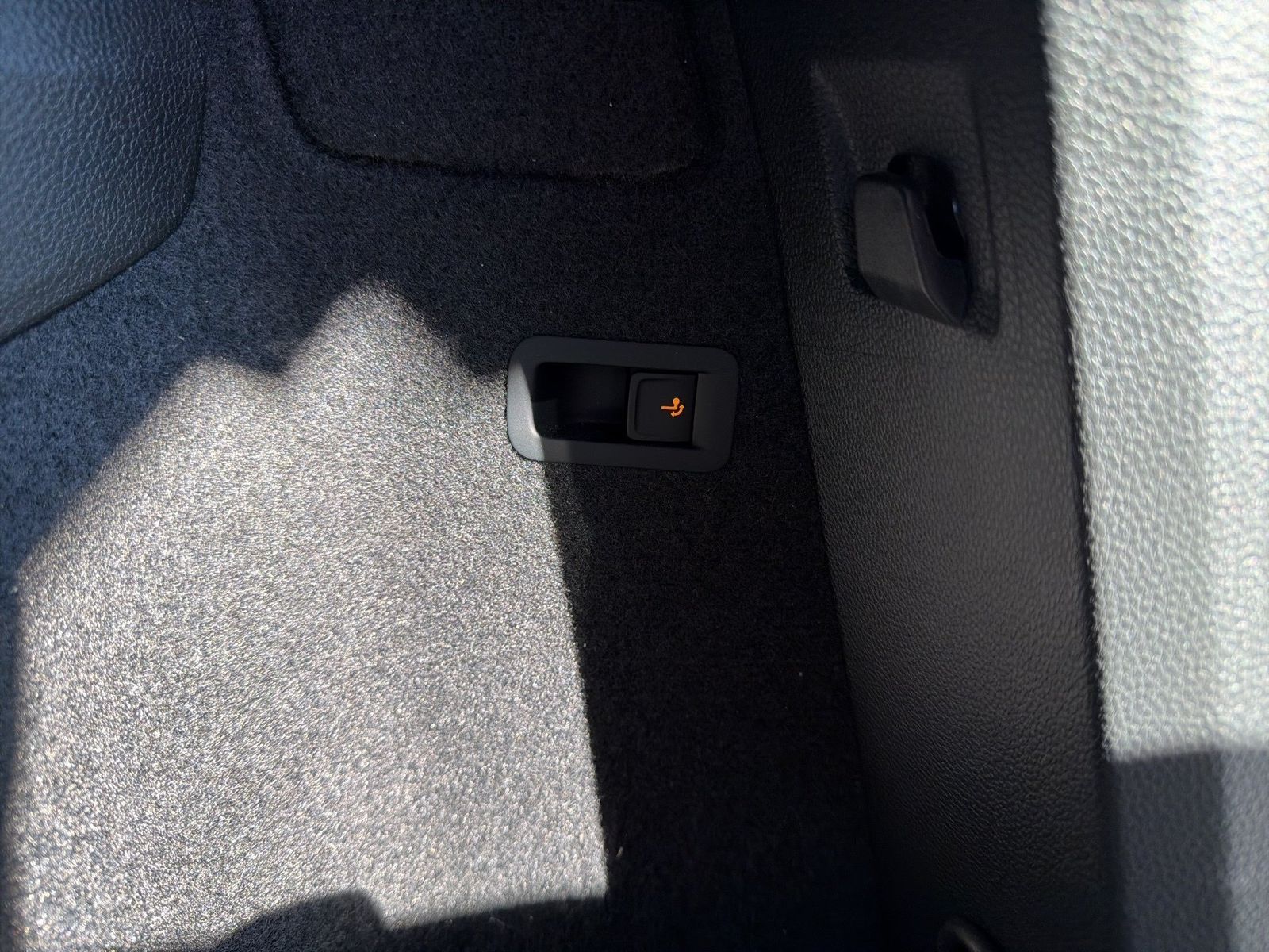 Fahrzeug autohaus mense Fahrzeugabbildung SKODA Karoq Selection 1.5l TSI 110kW 7-Gang-DSG AHK AC - mit KI generiert/bearbeitet