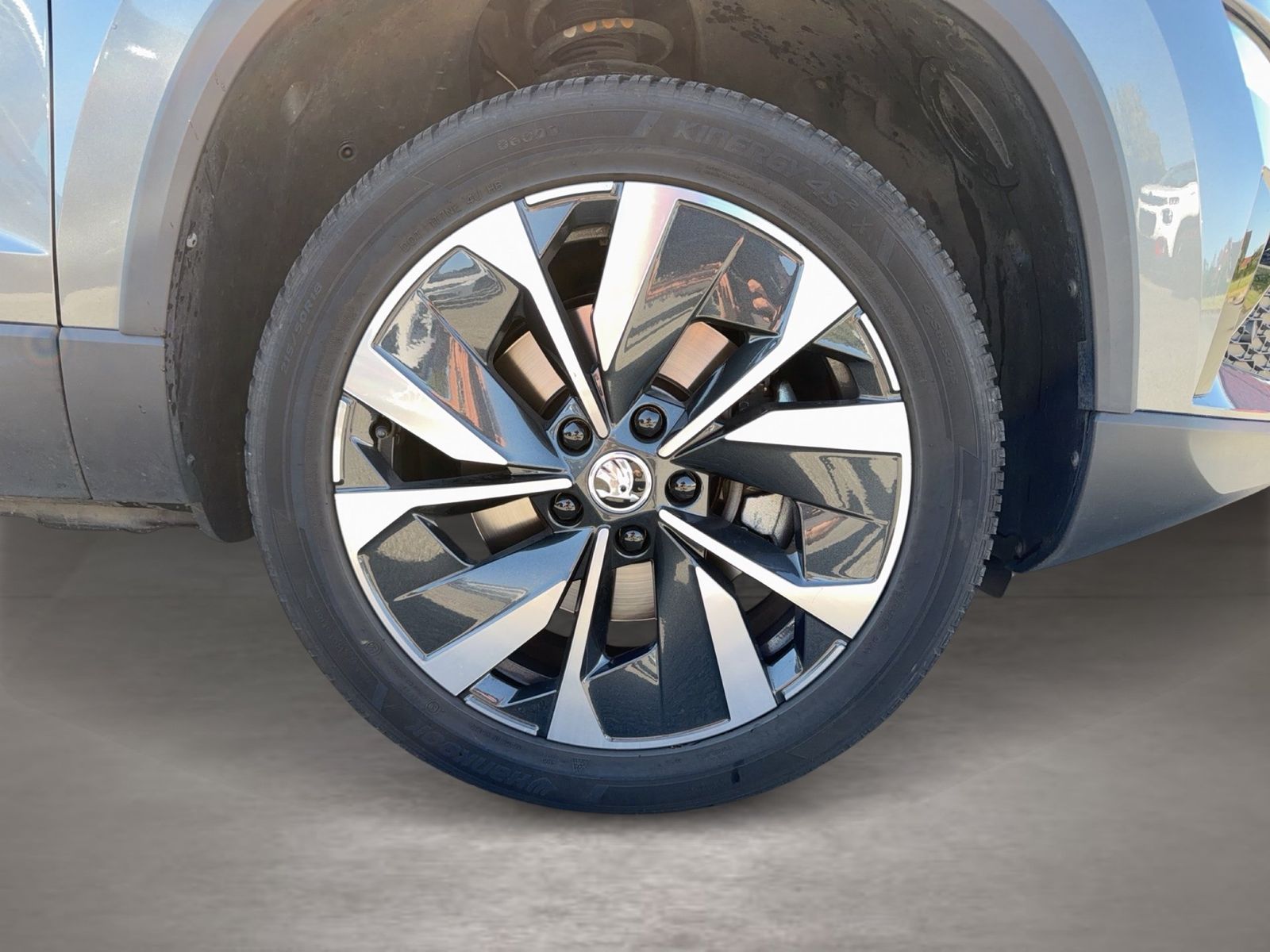 Fahrzeug autohaus mense Fahrzeugabbildung SKODA Karoq Selection 1.5l TSI 110kW 7-Gang-DSG AHK AC - mit KI generiert/bearbeitet