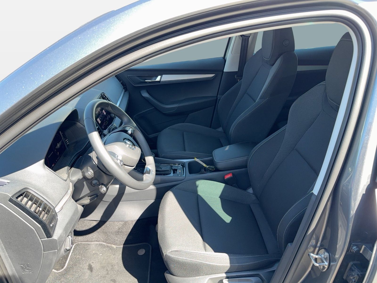 Fahrzeug autohaus mense Fahrzeugabbildung SKODA Karoq Selection 1.5l TSI 110kW 7-Gang-DSG AHK AC - mit KI generiert/bearbeitet
