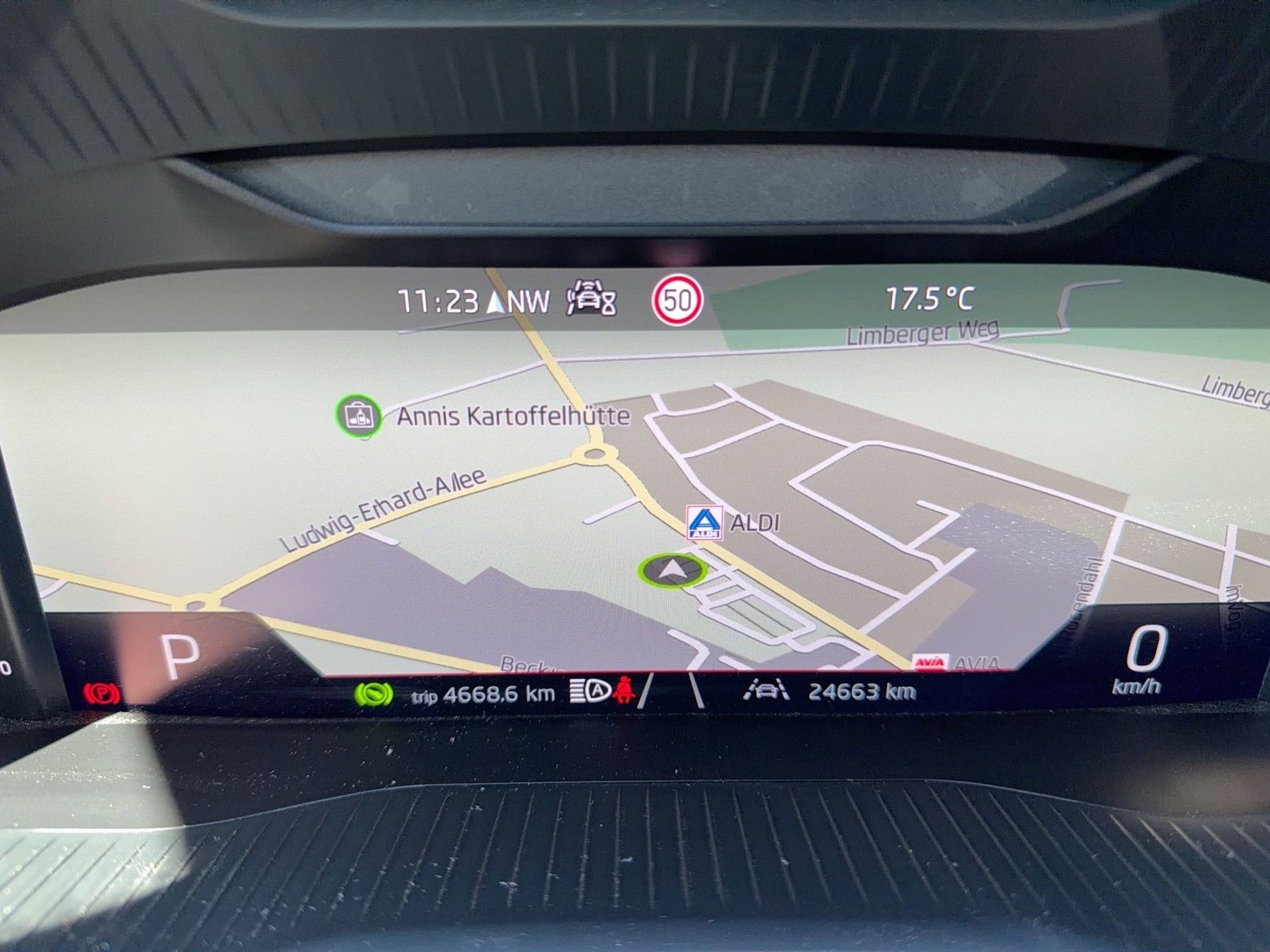 Fahrzeug autohaus mense Fahrzeugabbildung SKODA Karoq Selection 1.5l TSI 110kW 7-Gang-DSG AHK AC - mit KI generiert/bearbeitet