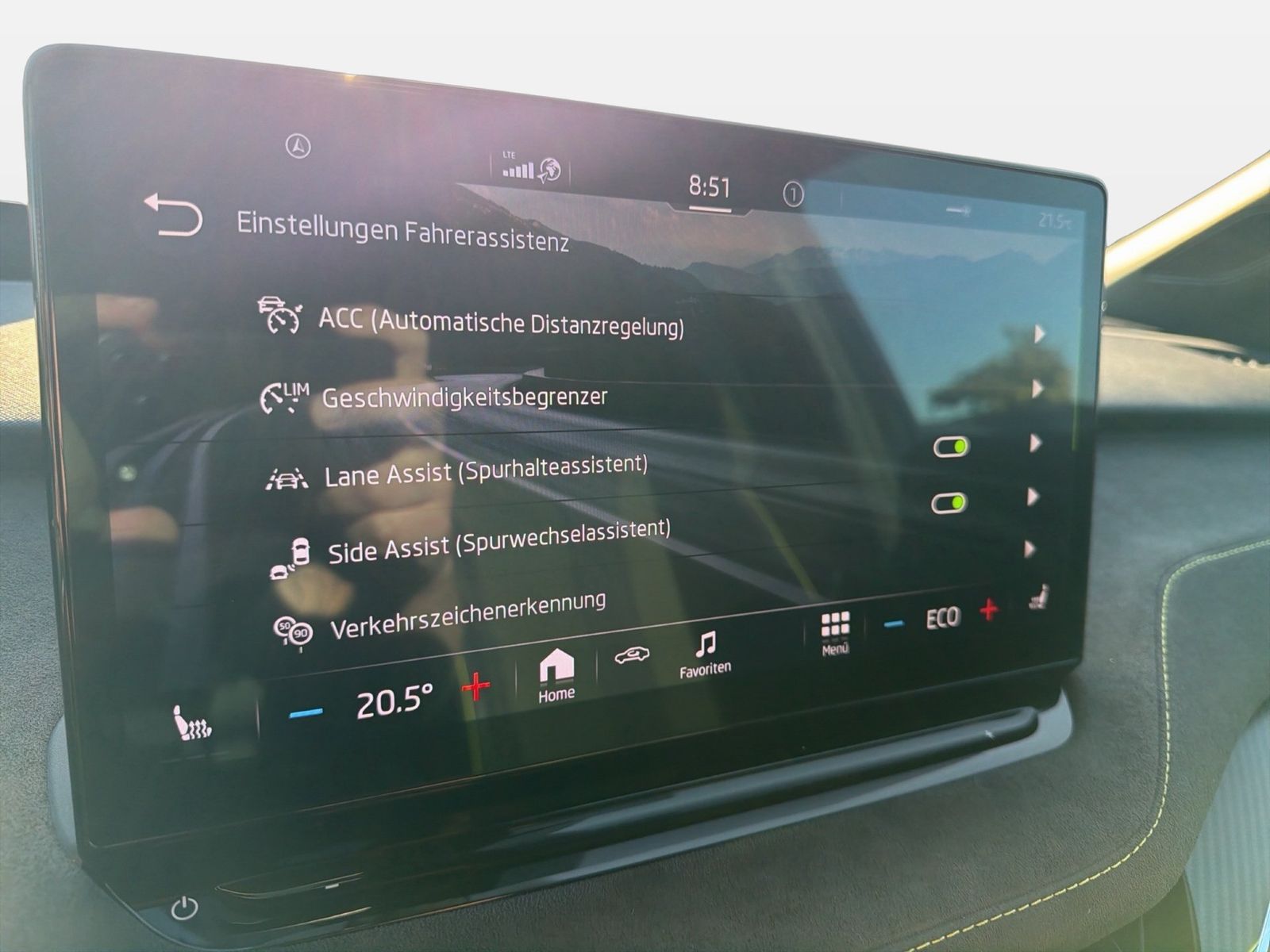 Fahrzeugabbildung SKODA Enyaq Coupé RS 82kWh Batterie 220kW Elektromotor - mit KI generiert/bearbeitet