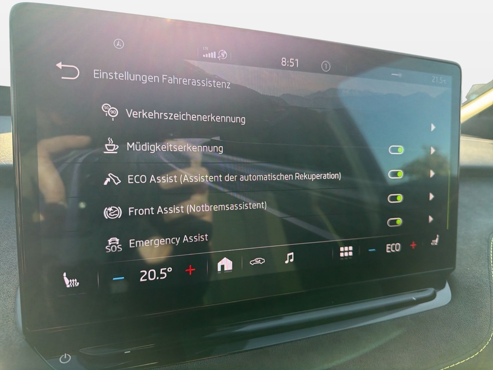 Fahrzeugabbildung SKODA Enyaq Coupé RS 82kWh Batterie 220kW Elektromotor - mit KI generiert/bearbeitet