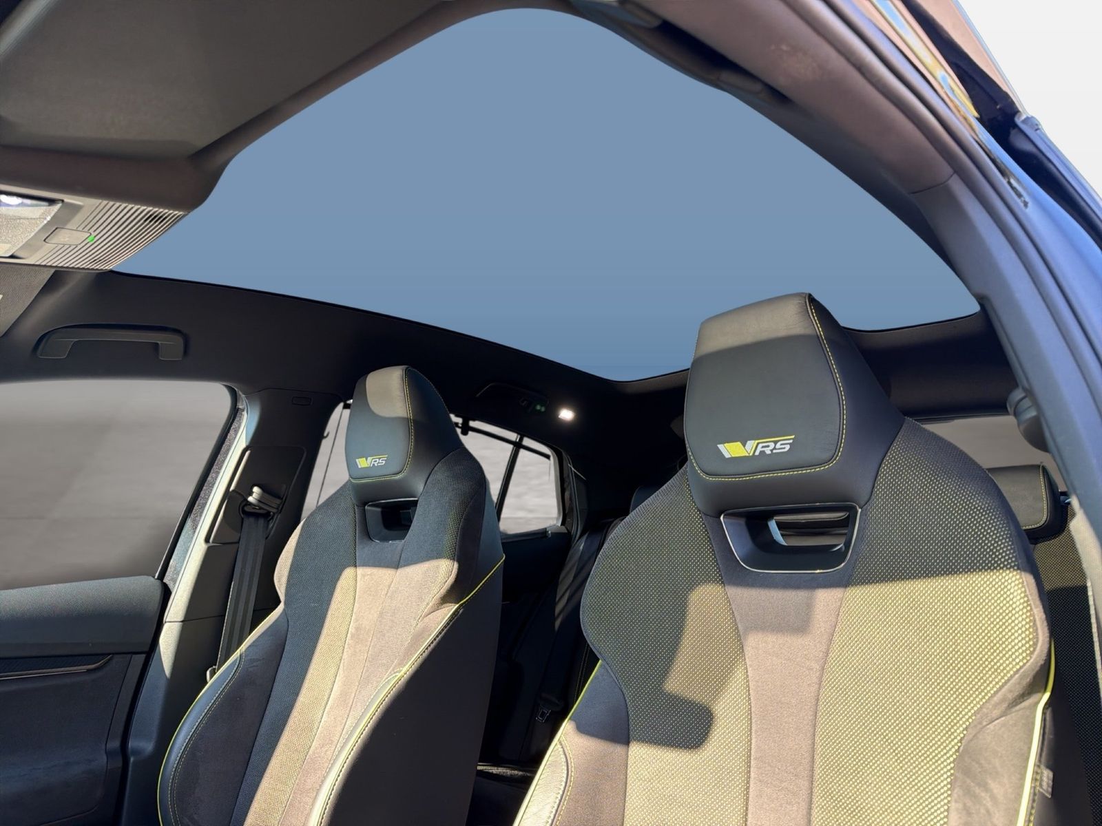 Fahrzeugabbildung SKODA Enyaq Coupé RS 82kWh Batterie 220kW Elektromotor - mit KI generiert/bearbeitet