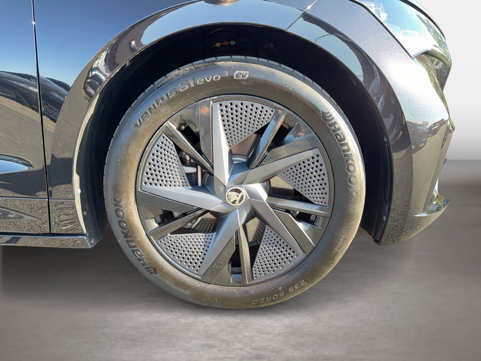 Fahrzeugabbildung SKODA Enyaq Coupé RS 82kWh Batterie 220kW Elektromotor - mit KI generiert/bearbeitet
