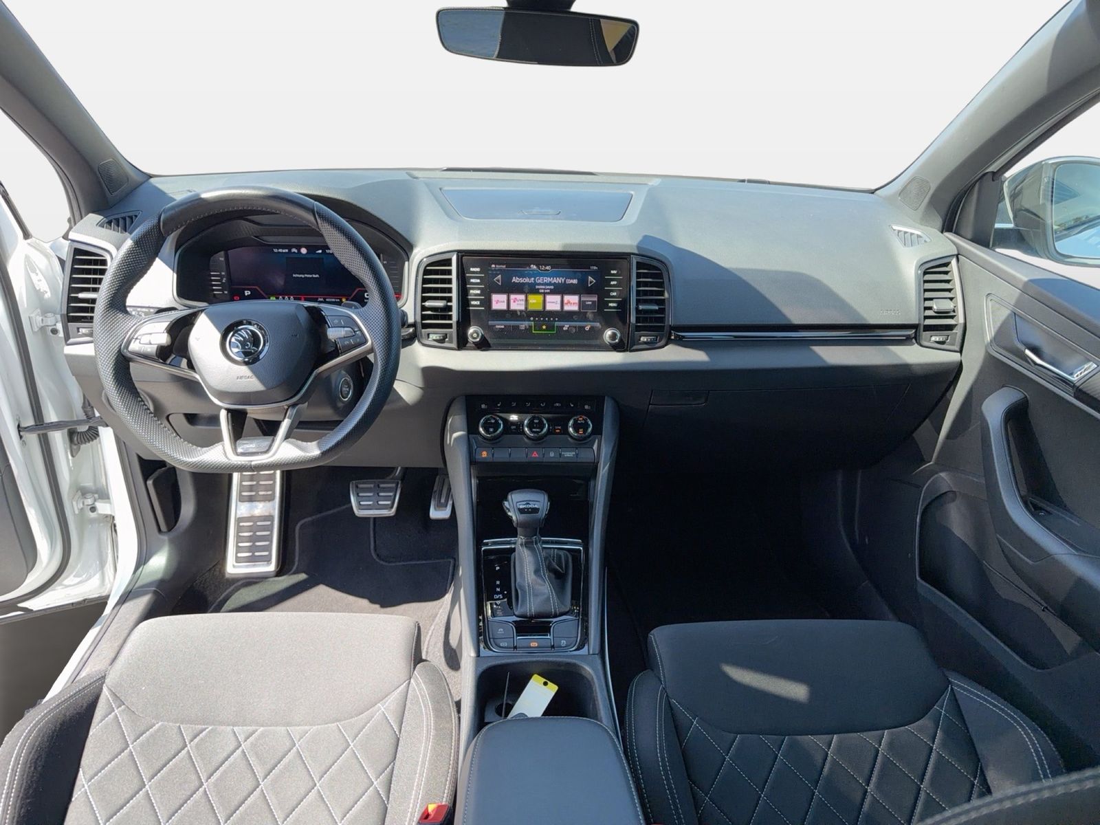 Fahrzeug autohaus mense Fahrzeugabbildung SKODA Karoq Sportline 1.5l TSI 110kW 7-Gang-DSG Matrix - mit KI generiert/bearbeitet