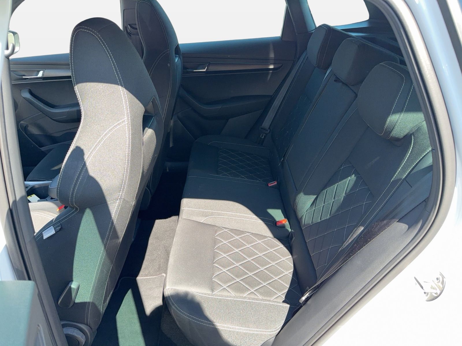 Fahrzeug autohaus mense Fahrzeugabbildung SKODA Karoq Sportline 1.5l TSI 110kW 7-Gang-DSG Matrix - mit KI generiert/bearbeitet