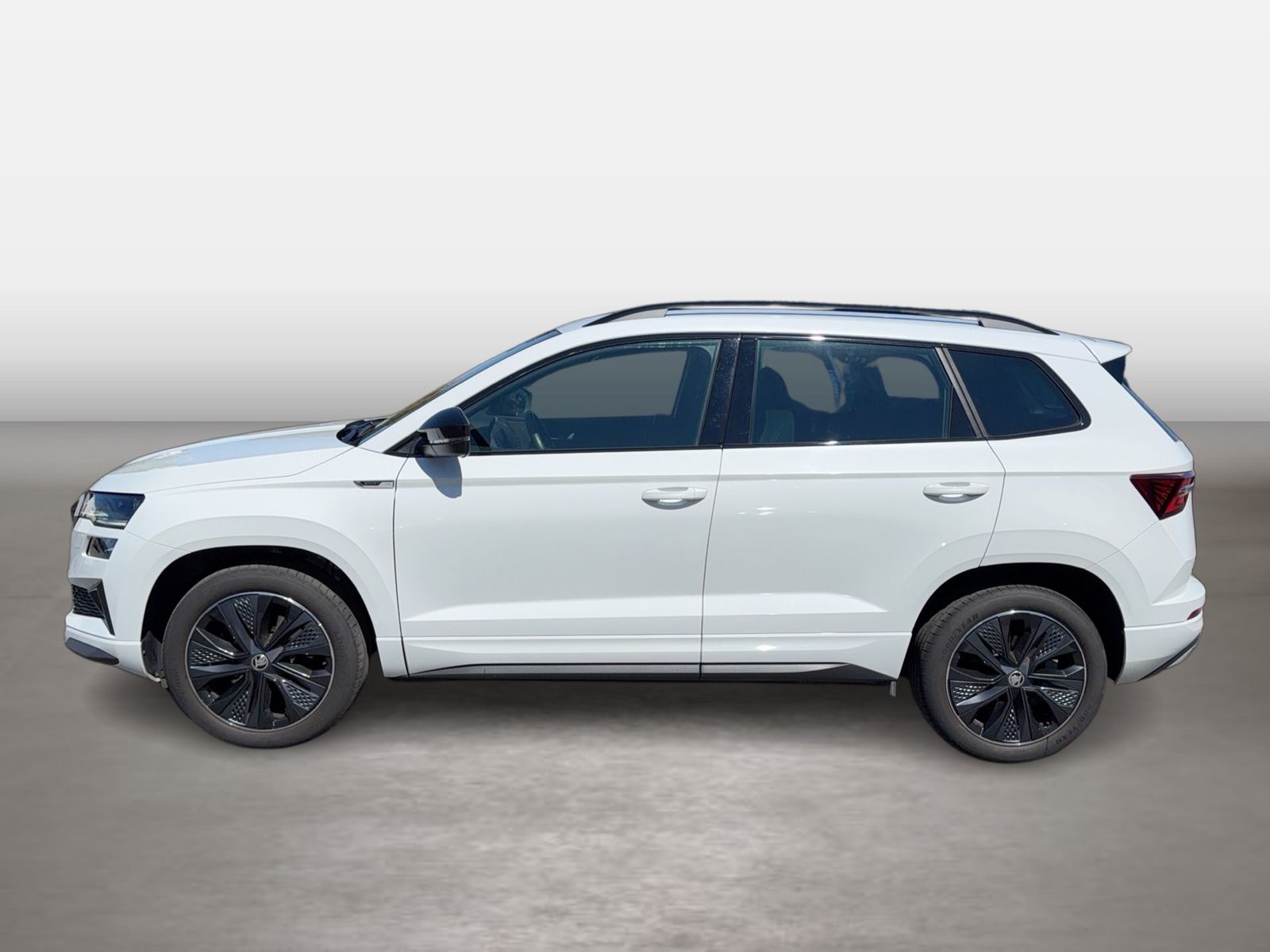 Fahrzeug autohaus mense Fahrzeugabbildung SKODA Karoq Sportline 1.5l TSI 110kW 7-Gang-DSG Matrix - mit KI generiert/bearbeitet