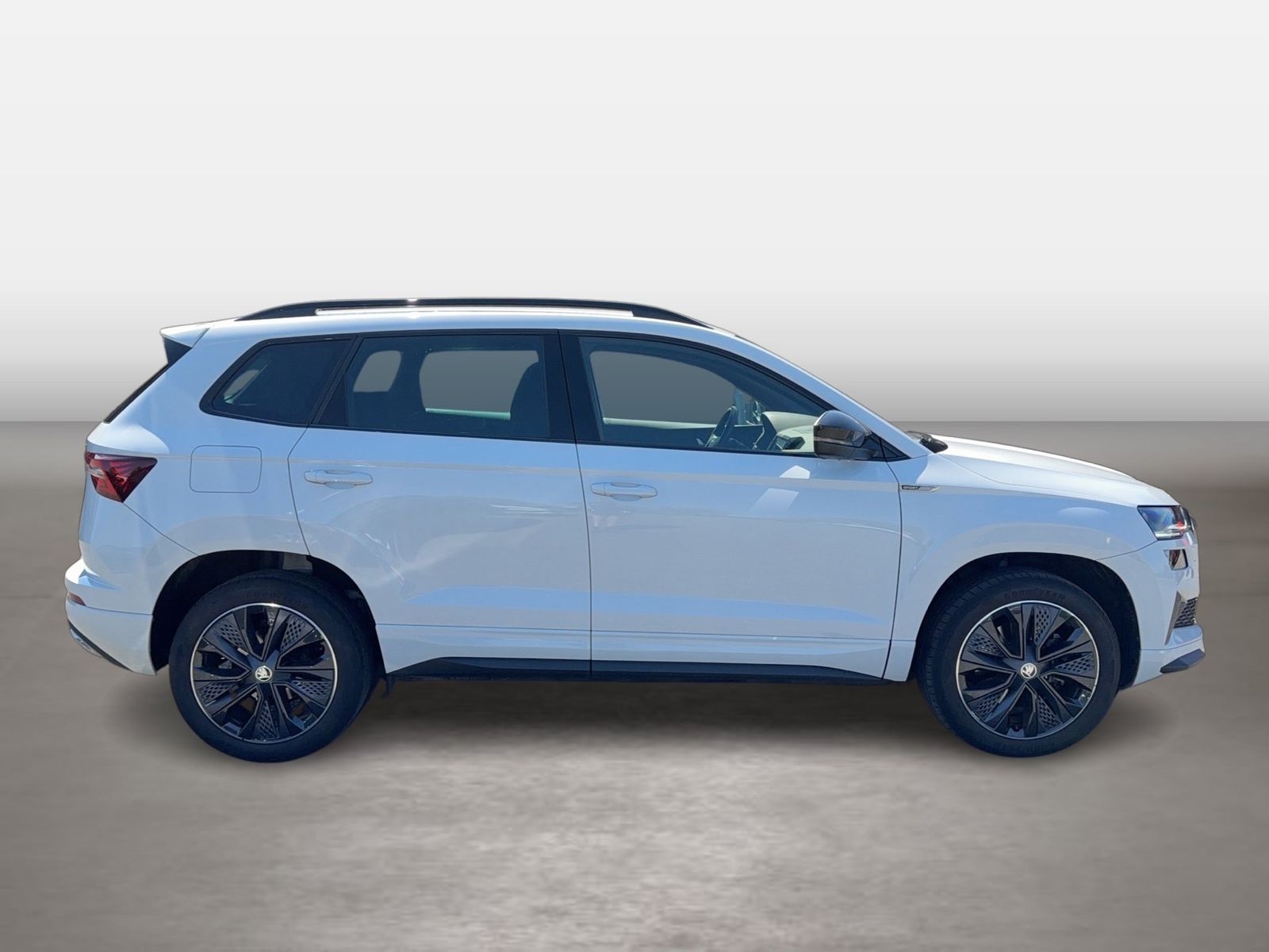 Fahrzeug autohaus mense Fahrzeugabbildung SKODA Karoq Sportline 1.5l TSI 110kW 7-Gang-DSG Matrix - mit KI generiert/bearbeitet