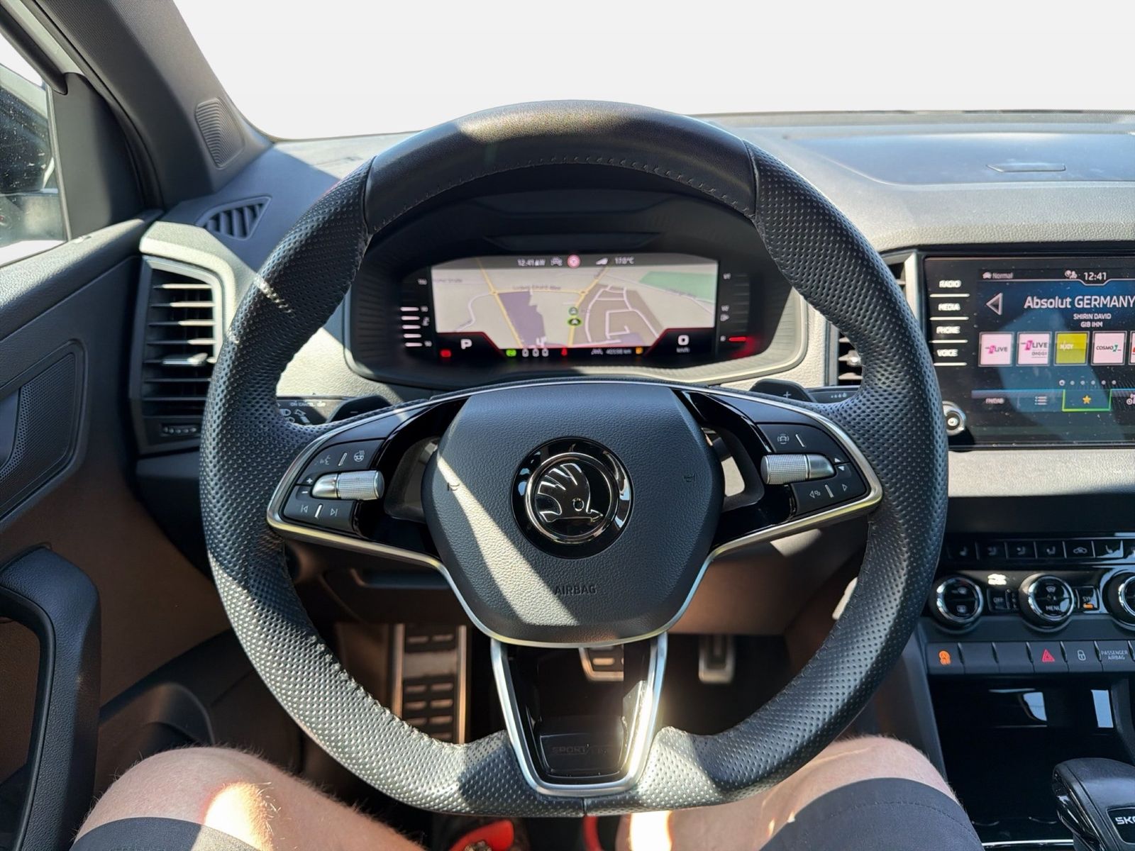 Fahrzeug autohaus mense Fahrzeugabbildung SKODA Karoq Sportline 1.5l TSI 110kW 7-Gang-DSG Matrix - mit KI generiert/bearbeitet