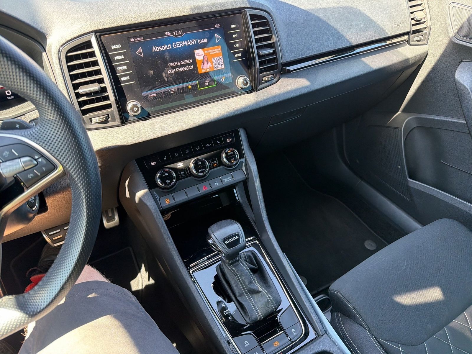 Fahrzeug autohaus mense Fahrzeugabbildung SKODA Karoq Sportline 1.5l TSI 110kW 7-Gang-DSG Matrix - mit KI generiert/bearbeitet