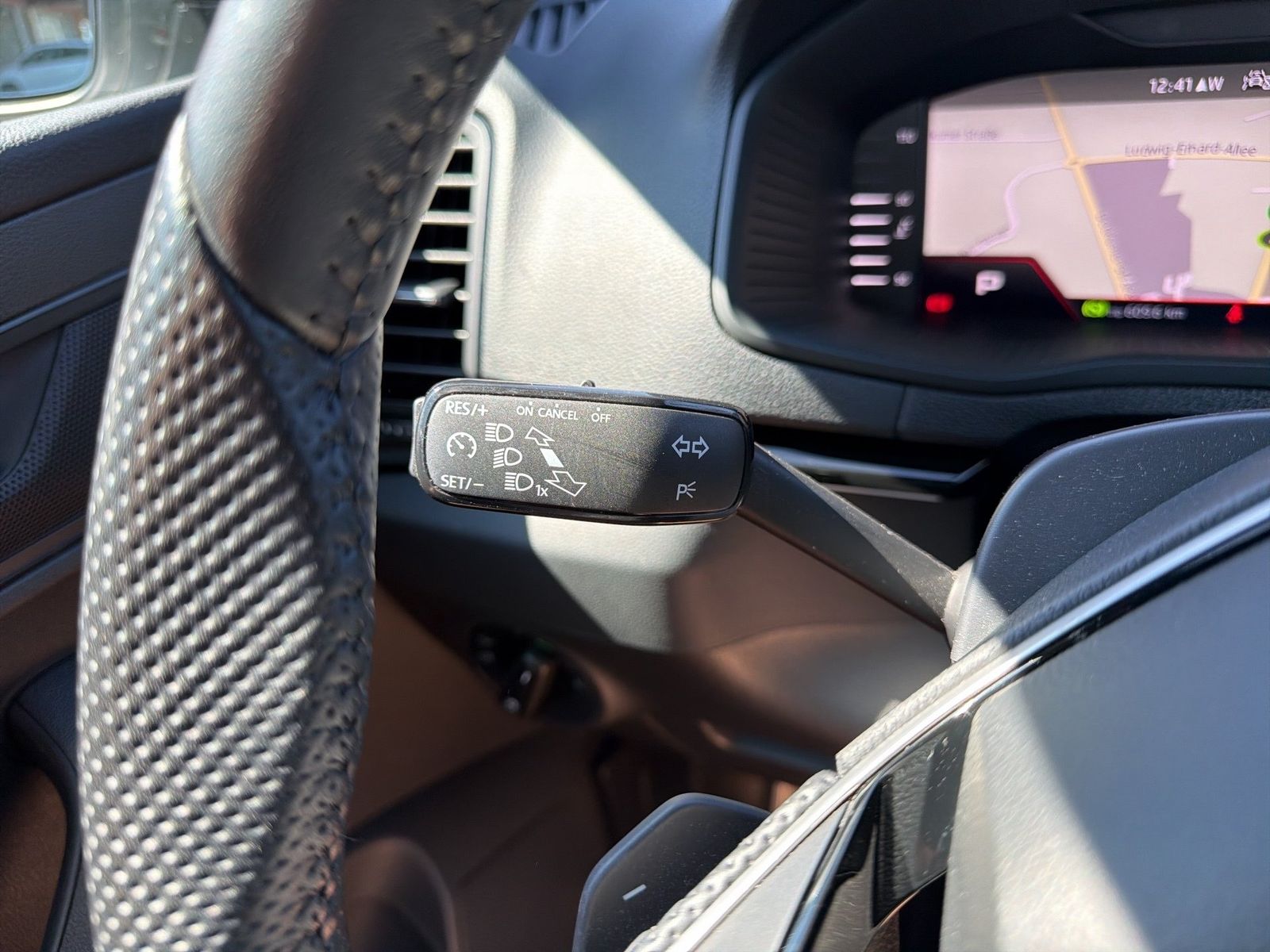 Fahrzeug autohaus mense Fahrzeugabbildung SKODA Karoq Sportline 1.5l TSI 110kW 7-Gang-DSG Matrix - mit KI generiert/bearbeitet