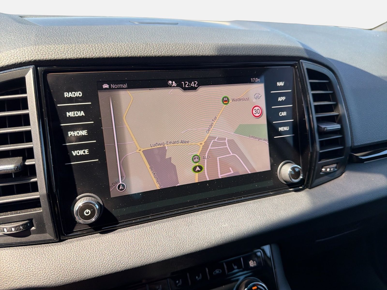 Fahrzeug autohaus mense Fahrzeugabbildung SKODA Karoq Sportline 1.5l TSI 110kW 7-Gang-DSG Matrix - mit KI generiert/bearbeitet