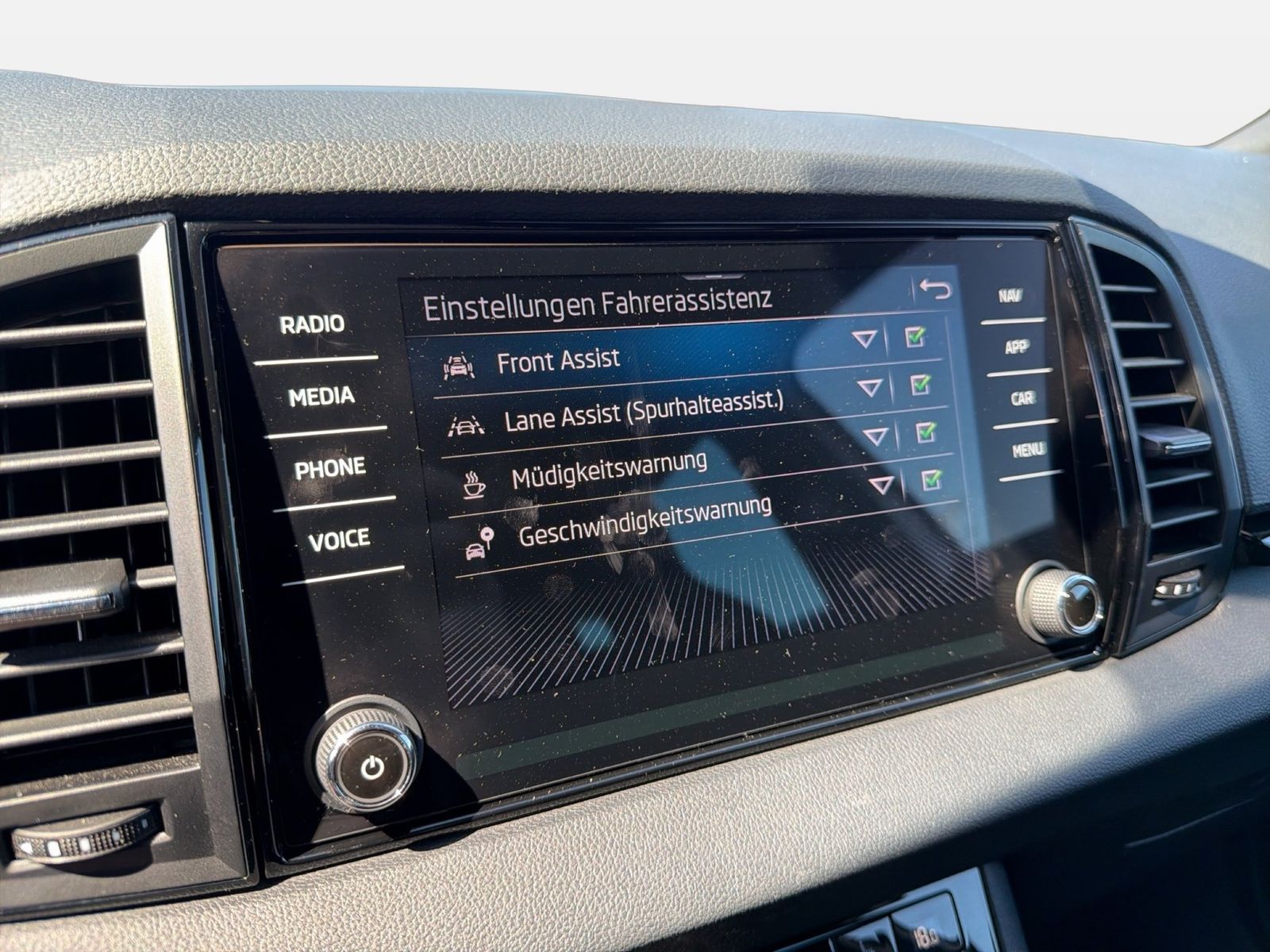 Fahrzeug autohaus mense Fahrzeugabbildung SKODA Karoq Sportline 1.5l TSI 110kW 7-Gang-DSG Matrix - mit KI generiert/bearbeitet