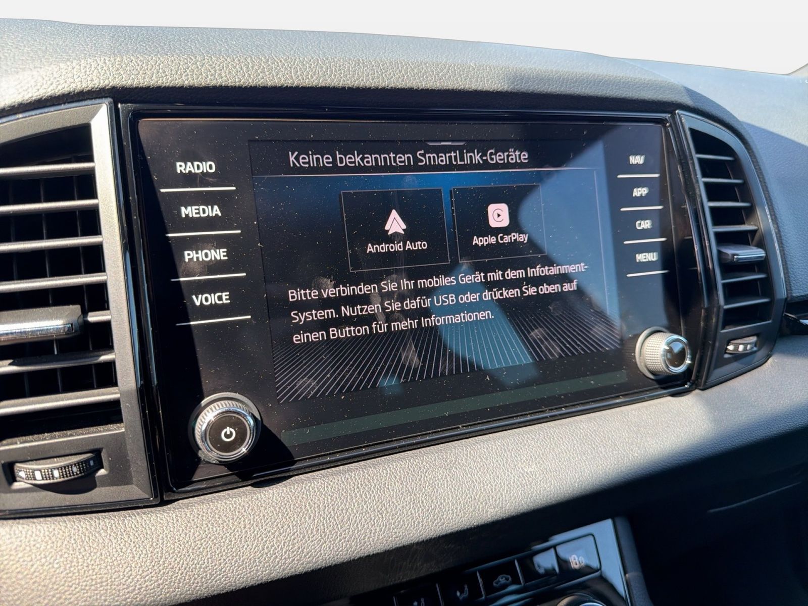 Fahrzeug autohaus mense Fahrzeugabbildung SKODA Karoq Sportline 1.5l TSI 110kW 7-Gang-DSG Matrix - mit KI generiert/bearbeitet
