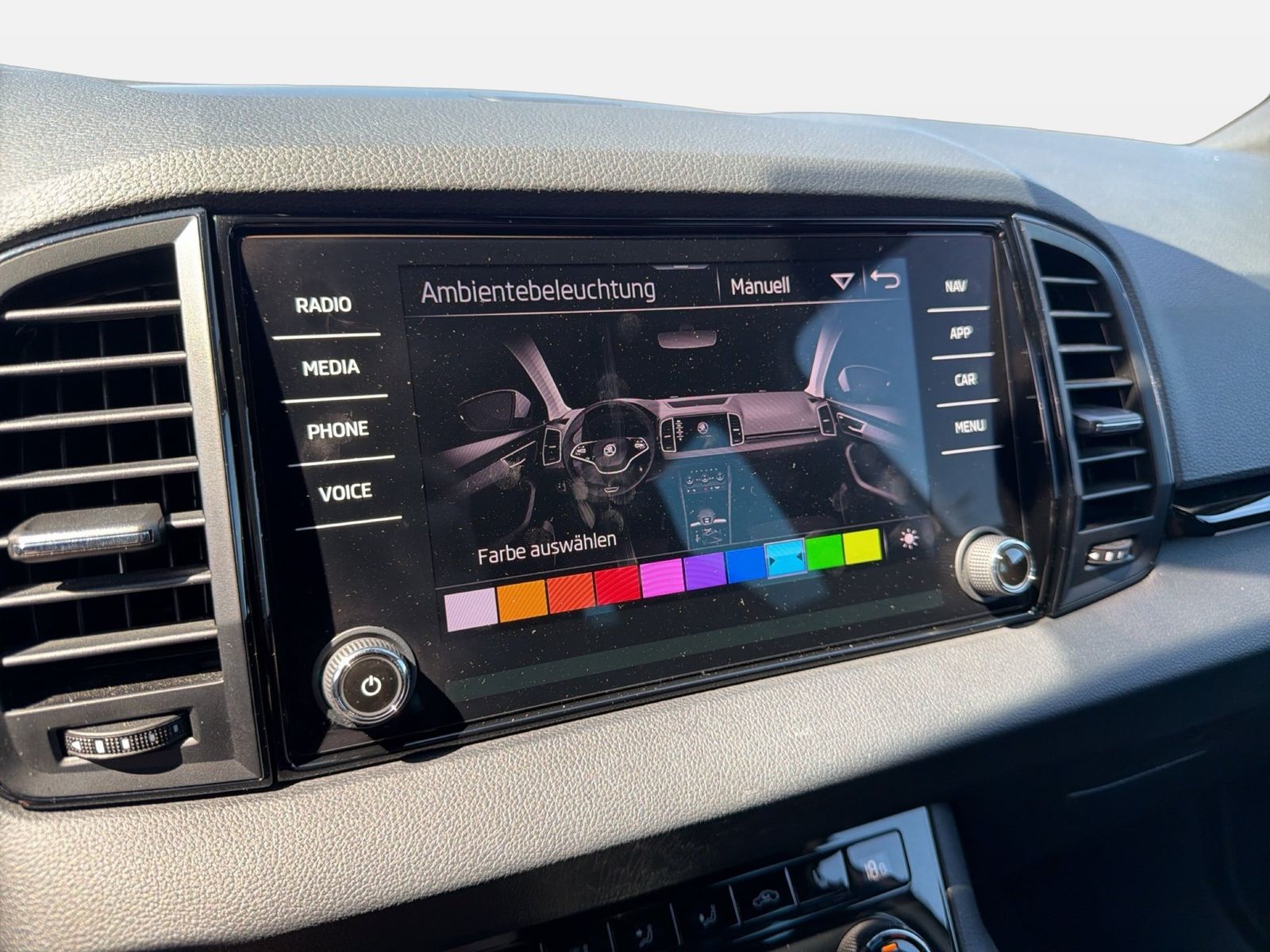 Fahrzeug autohaus mense Fahrzeugabbildung SKODA Karoq Sportline 1.5l TSI 110kW 7-Gang-DSG Matrix - mit KI generiert/bearbeitet