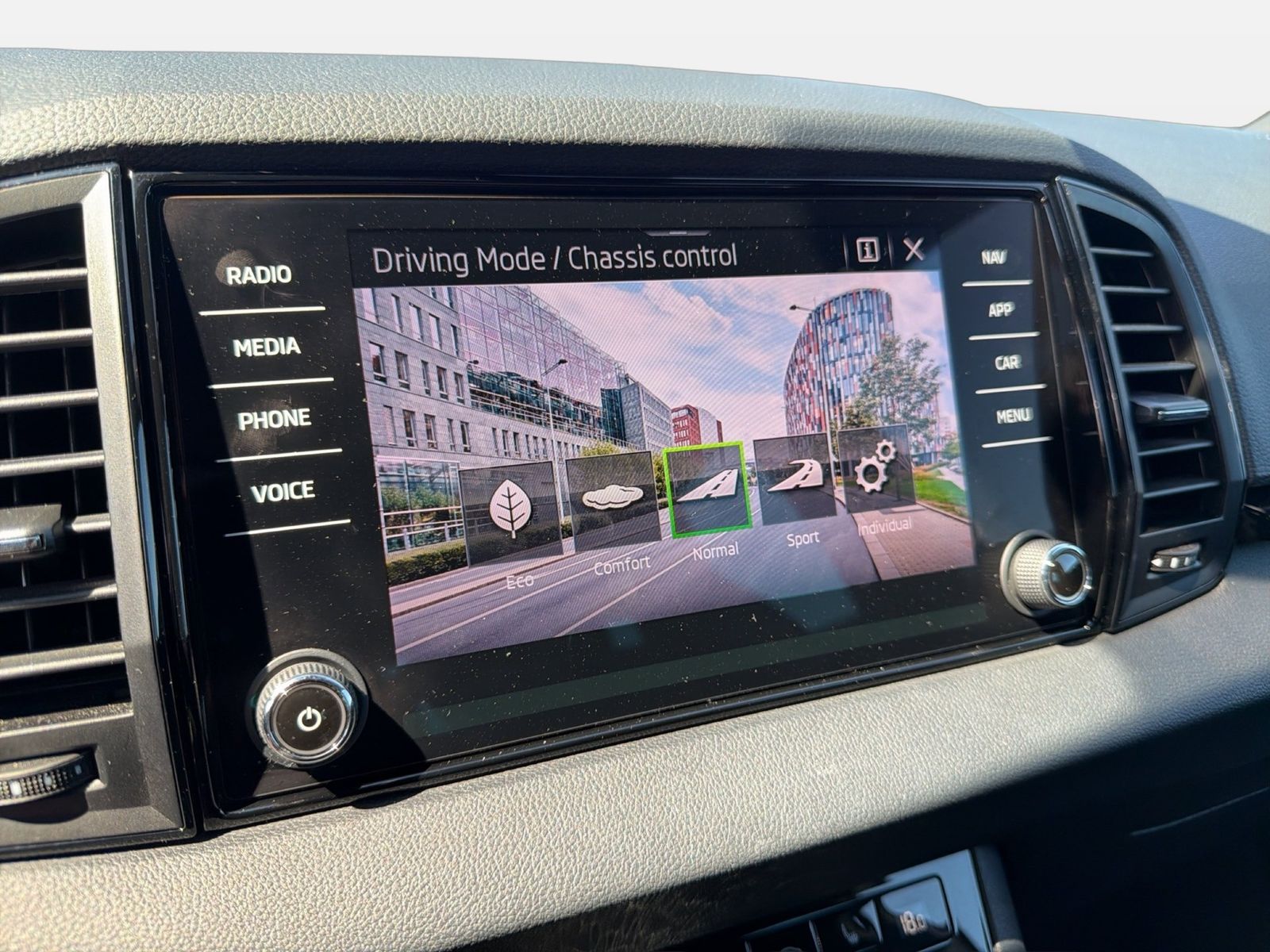 Fahrzeug autohaus mense Fahrzeugabbildung SKODA Karoq Sportline 1.5l TSI 110kW 7-Gang-DSG Matrix - mit KI generiert/bearbeitet