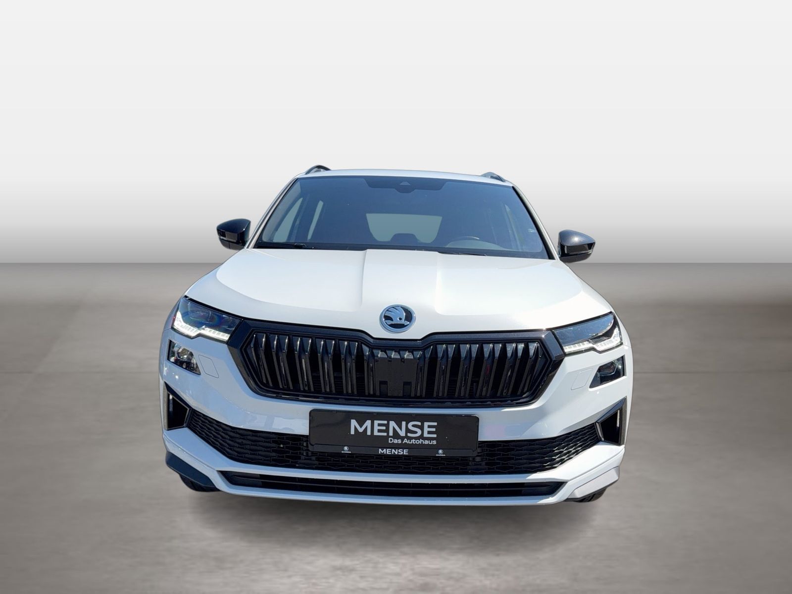 Fahrzeug autohaus mense Fahrzeugabbildung SKODA Karoq Sportline 1.5l TSI 110kW 7-Gang-DSG Matrix - mit KI generiert/bearbeitet