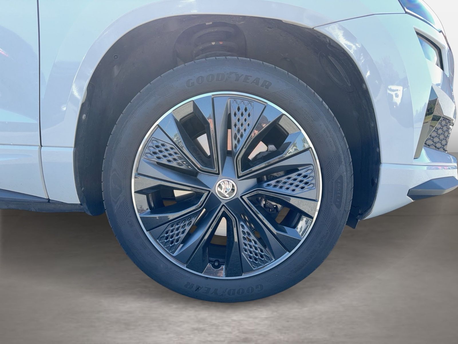 Fahrzeug autohaus mense Fahrzeugabbildung SKODA Karoq Sportline 1.5l TSI 110kW 7-Gang-DSG Matrix - mit KI generiert/bearbeitet