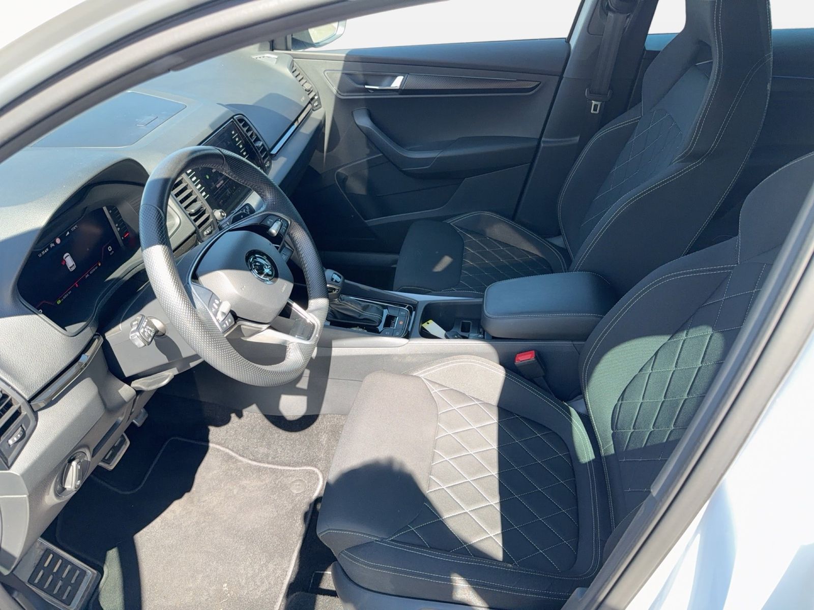 Fahrzeug autohaus mense Fahrzeugabbildung SKODA Karoq Sportline 1.5l TSI 110kW 7-Gang-DSG Matrix - mit KI generiert/bearbeitet