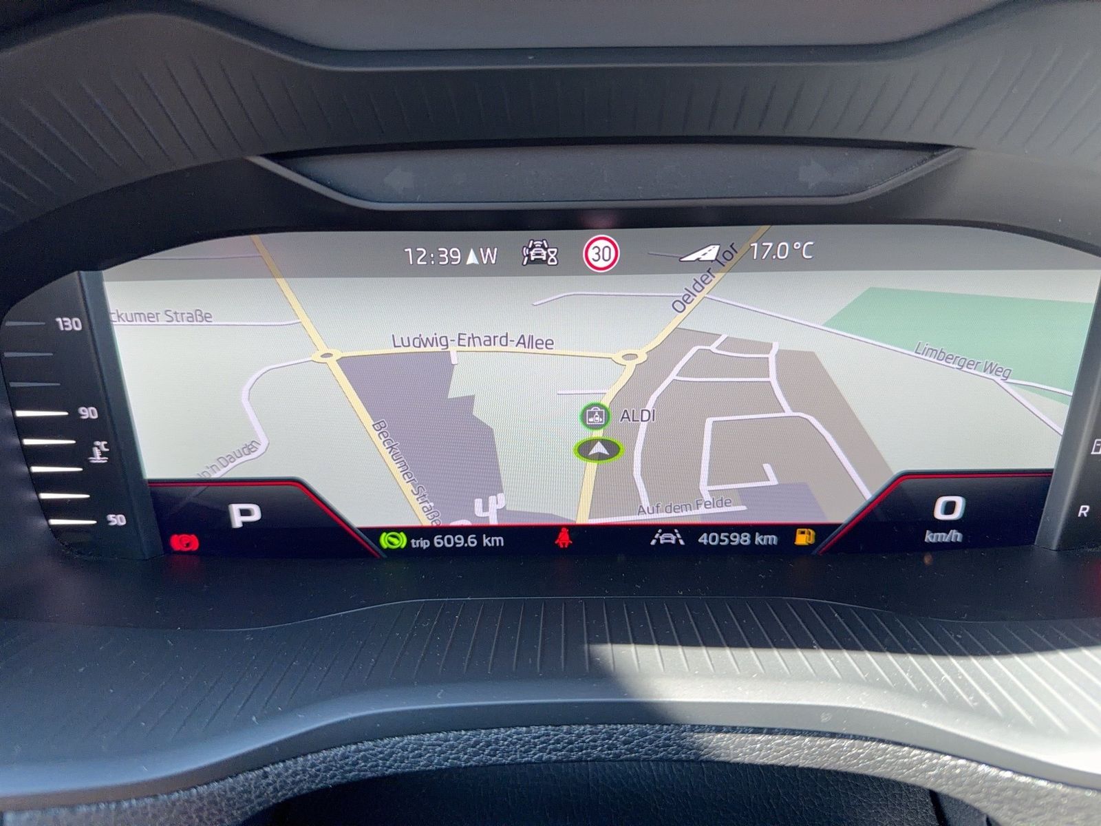 Fahrzeug autohaus mense Fahrzeugabbildung SKODA Karoq Sportline 1.5l TSI 110kW 7-Gang-DSG Matrix - mit KI generiert/bearbeitet