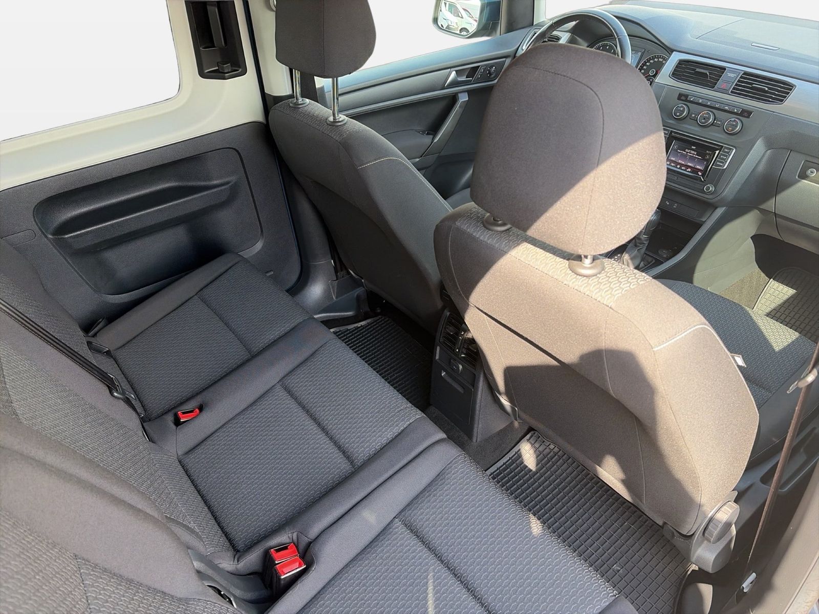 Fahrzeug autohaus mense Fahrzeugabbildung Volkswagen Caddy Maxi Trendline 1.4 TSI 92kW AHK ACC PDC - mit KI generiert/bearbeitet