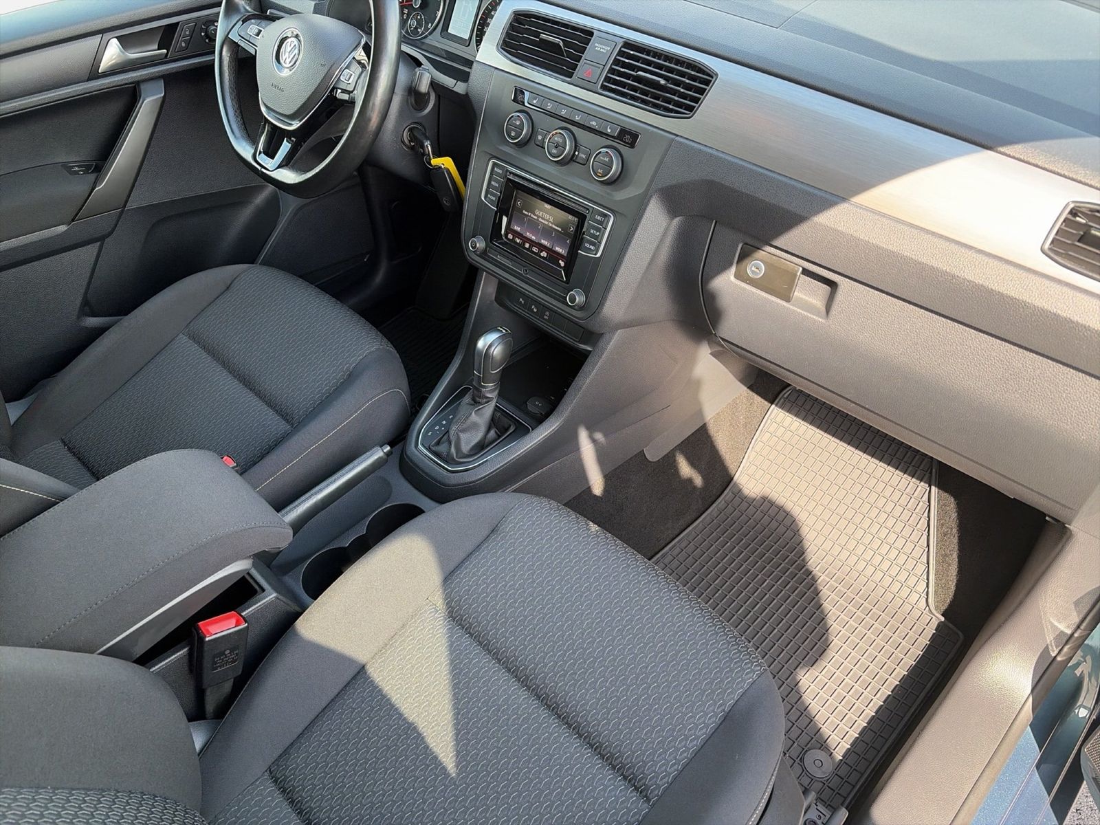 Fahrzeug autohaus mense Fahrzeugabbildung Volkswagen Caddy Maxi Trendline 1.4 TSI 92kW AHK ACC PDC - mit KI generiert/bearbeitet