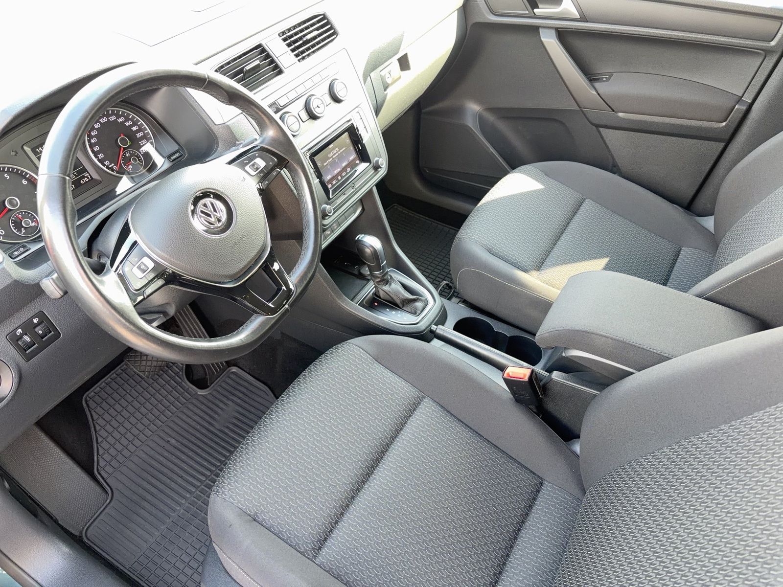 Fahrzeug autohaus mense Fahrzeugabbildung Volkswagen Caddy Maxi Trendline 1.4 TSI 92kW AHK ACC PDC - mit KI generiert/bearbeitet