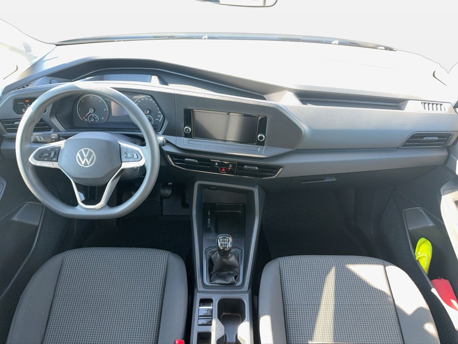 Fahrzeugabbildung Volkswagen Caddy Kombi TDI 75KW LaneAss - mit KI generiert/bearbeitet