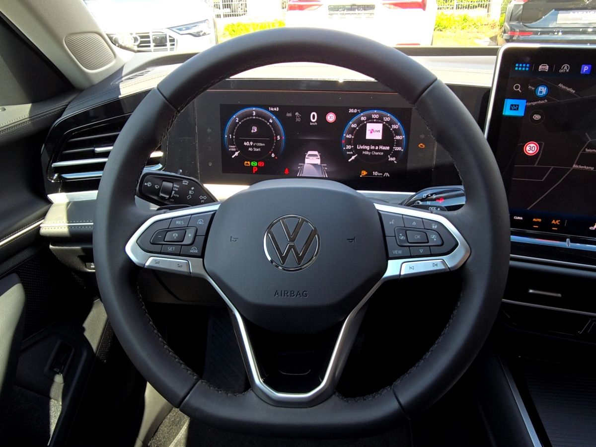 Fahrzeugabbildung Volkswagen Passat TDI Elegance AHK Navi HUD 360° DCC Pro