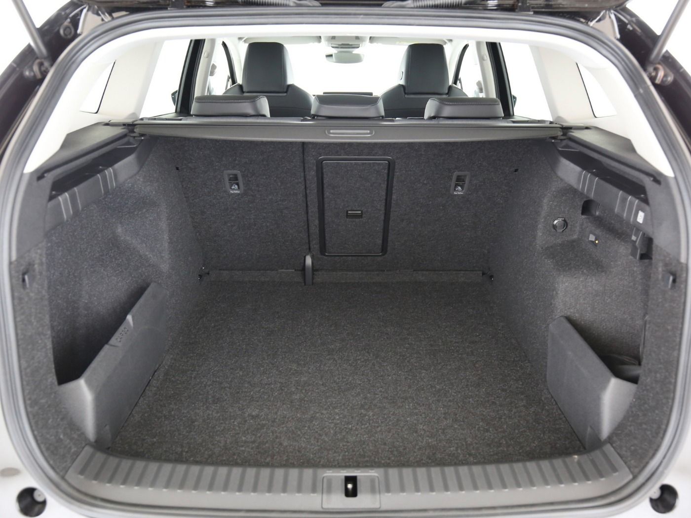 Fahrzeugabbildung SKODA Enyaq Enyaq 60 63 kWh Batterie Elektromotor 150 - mit KI generiert/bearbeitet